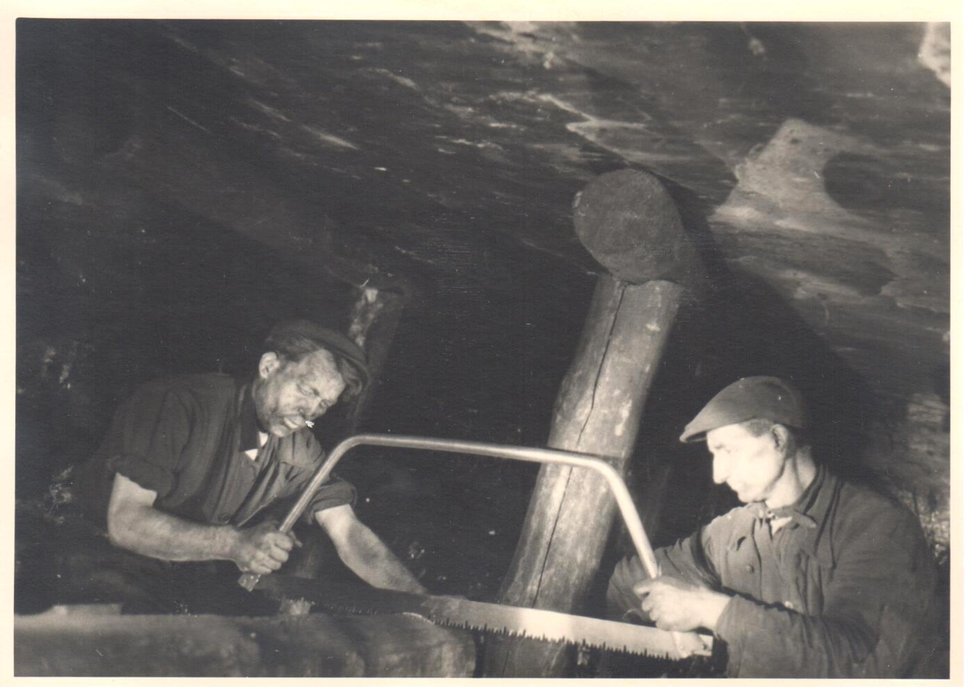Náhledový obrázek Fotografie horníků v Ostravě v r. 1945 - 1