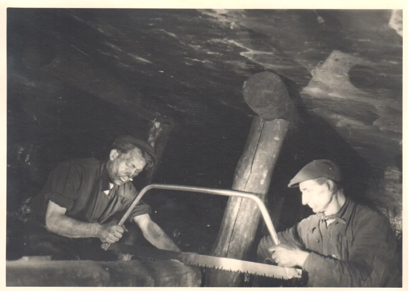 Náhledový obrázek předmětu Fotografie horníků v Ostravě v r. 1945