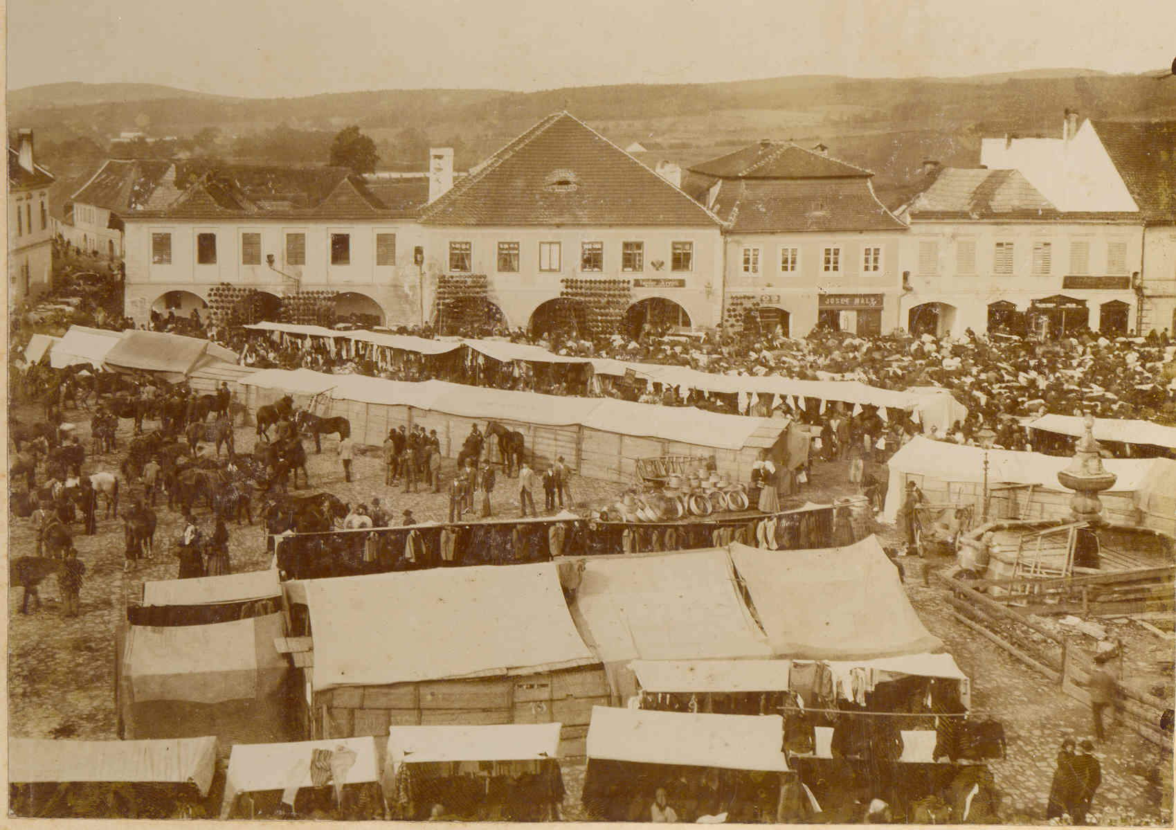 Náhledový obrázek předmětu Fotografie "Výroční trh na náměstí v Netolicích"
