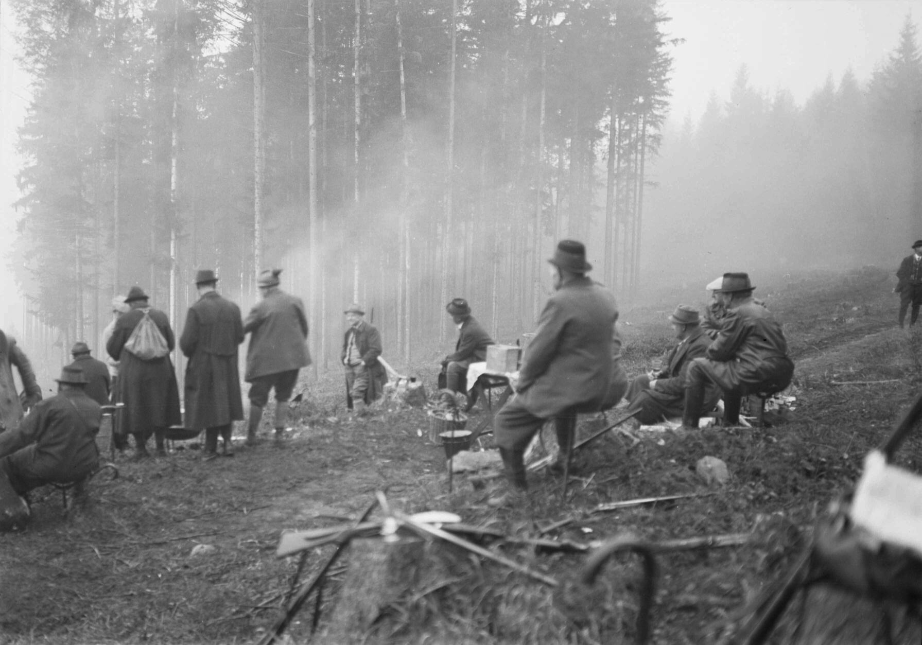 Náhledový obrázek A. M. Schoss: hon (čb. fotografie) - 1