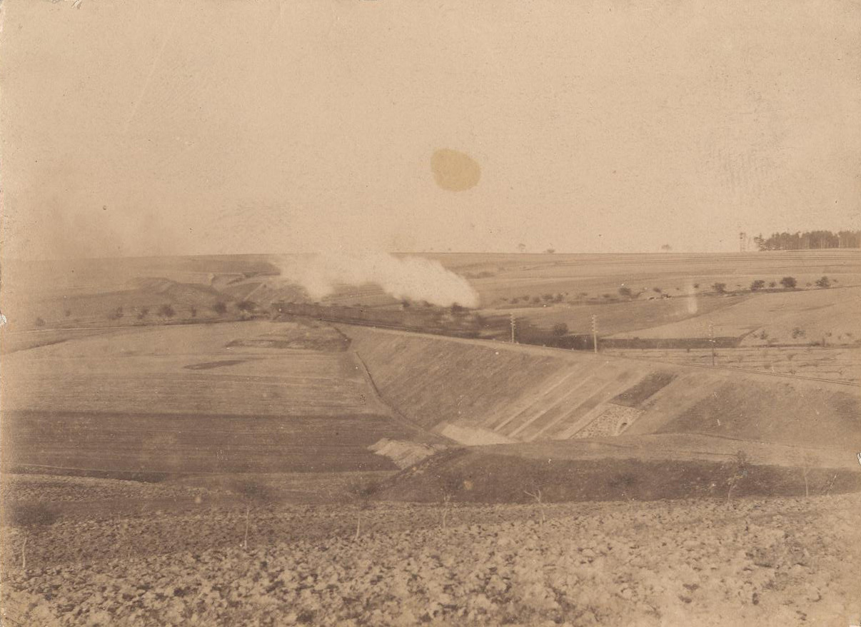 Náhledový obrázek Fotografie průjezdu vlaku cca 1890 - 1