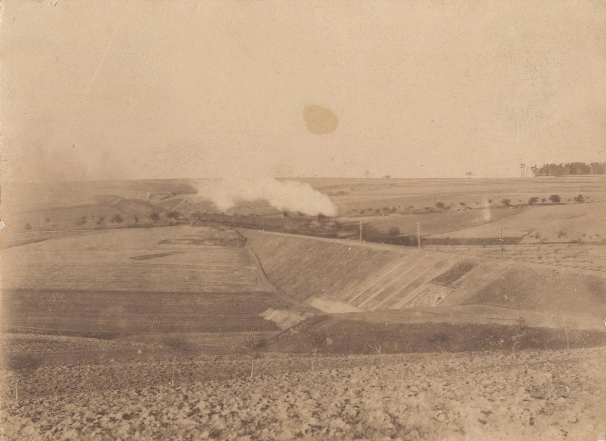Náhledový obrázek předmětu Fotografie průjezdu vlaku cca 1890