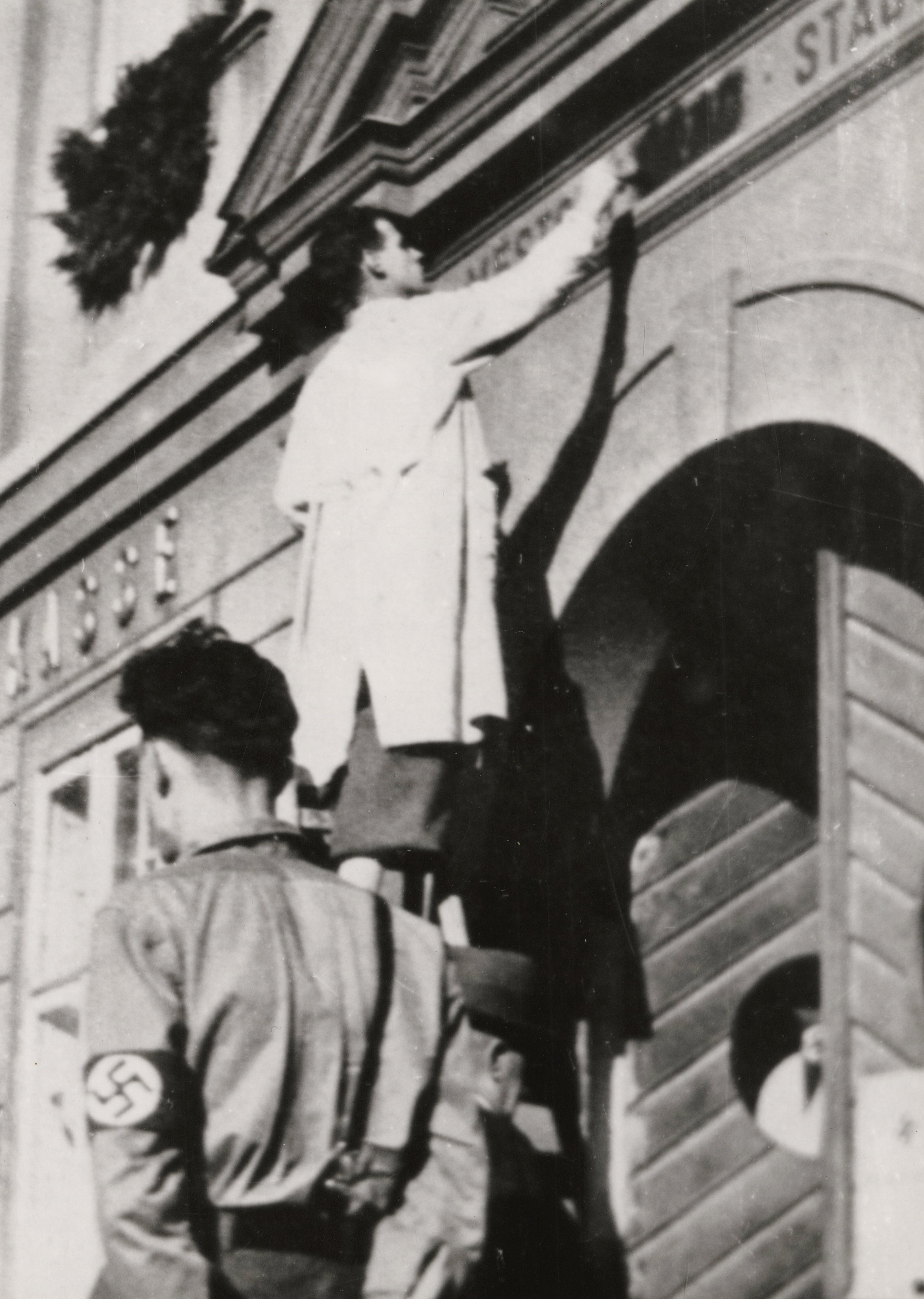 Náhledový obrázek Odstraňování českých nápisů z průčelí jesenické radnice r. 1938 (reprofoto) - 1