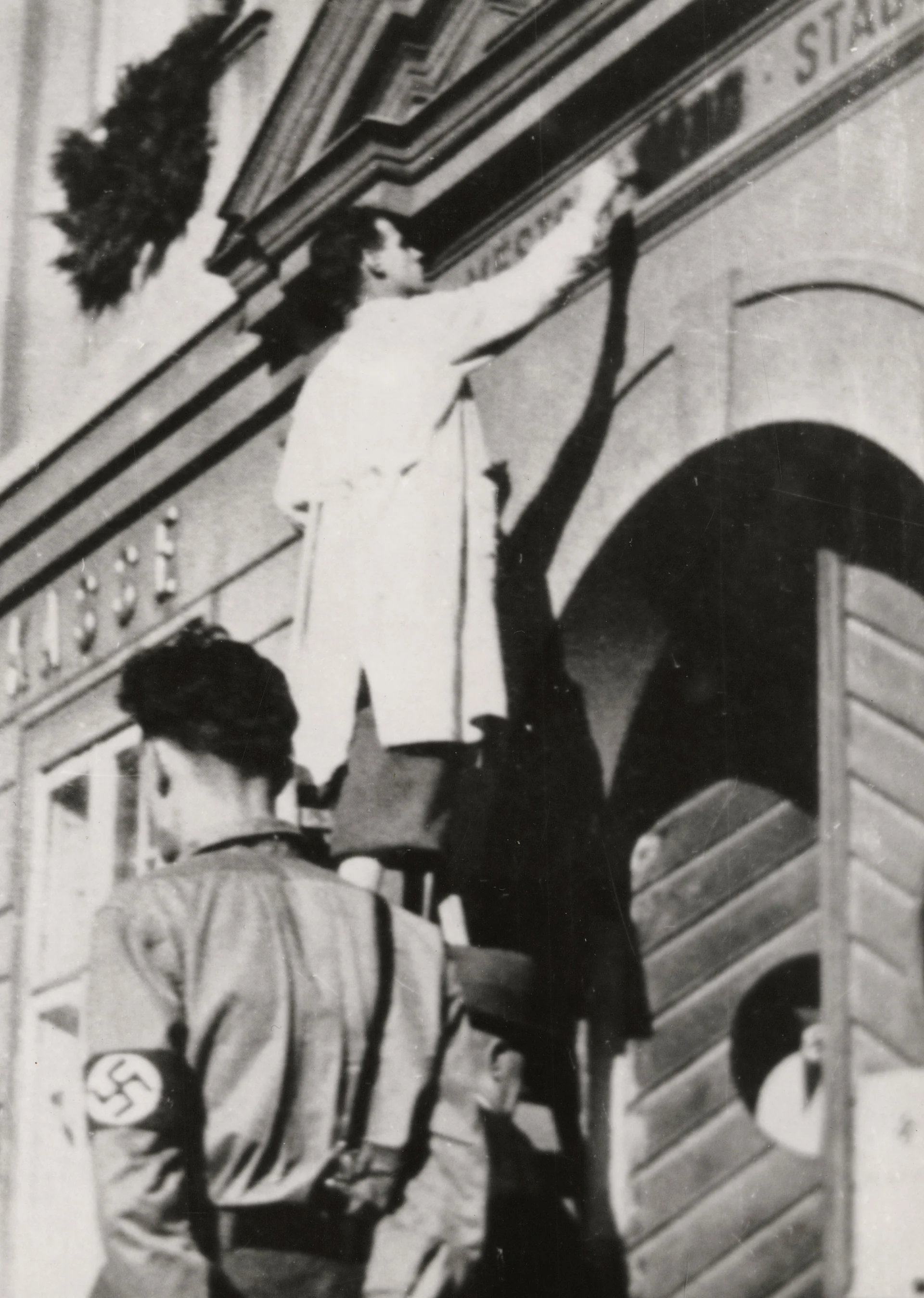 Náhledový obrázek předmětu Odstraňování českých nápisů z průčelí jesenické radnice r. 1938 (reprofoto)