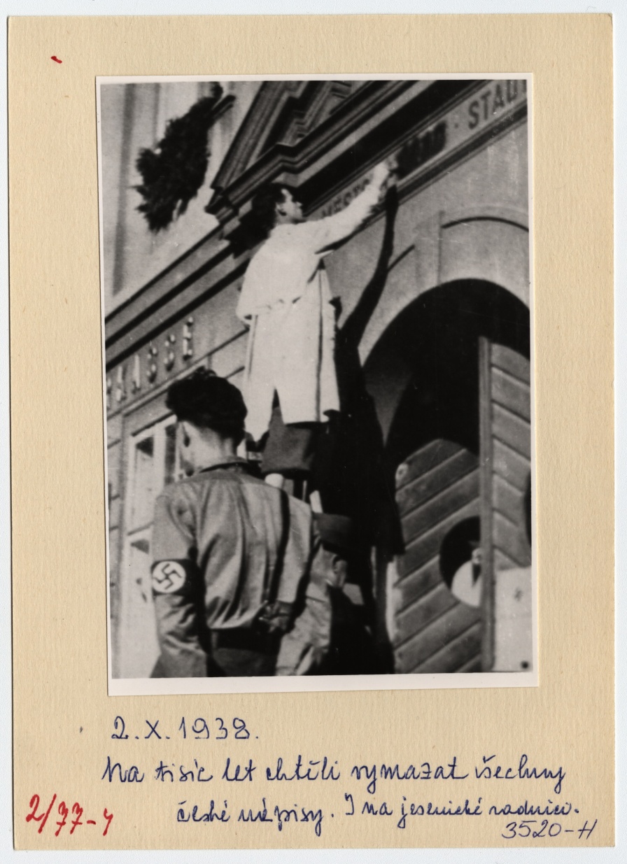Náhledový obrázek Odstraňování českých nápisů z průčelí jesenické radnice r. 1938 (reprofoto) - 2