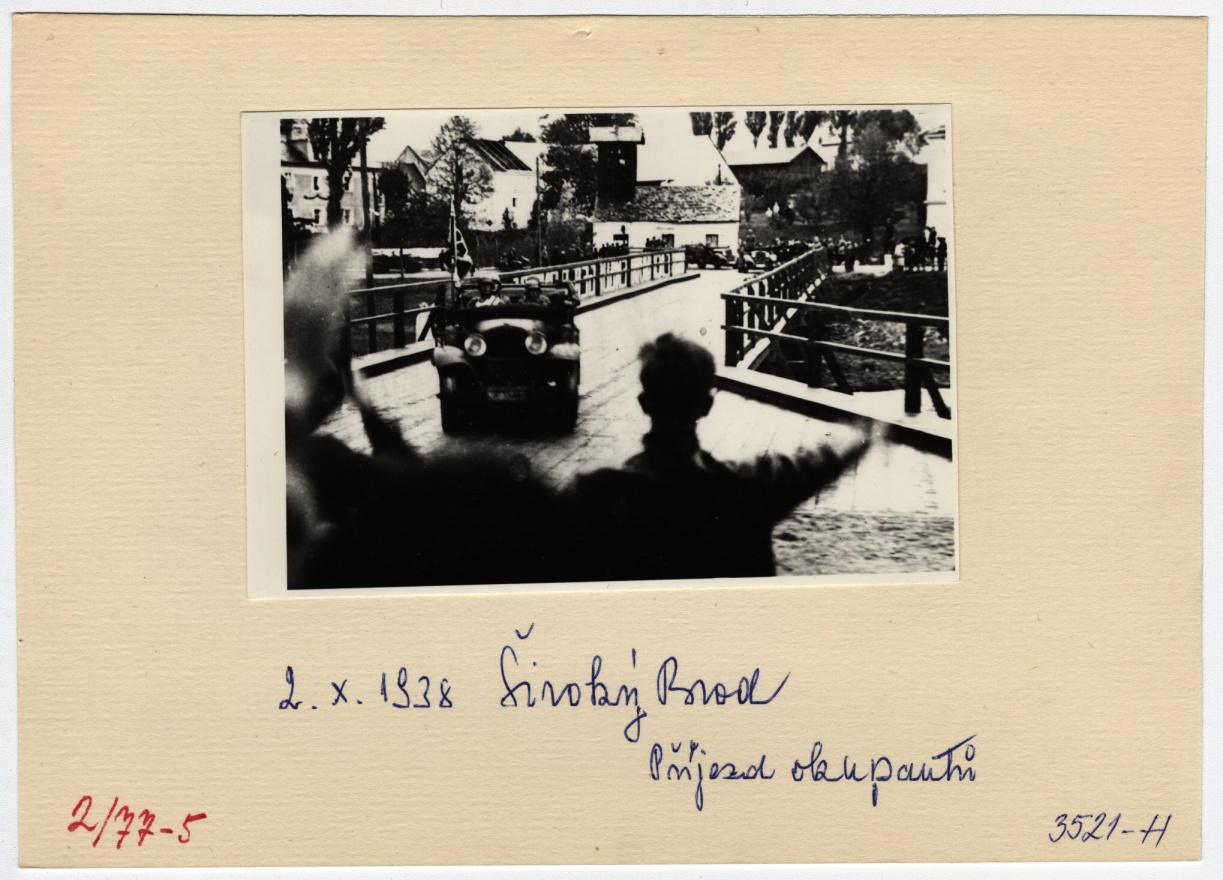 Náhledový obrázek Příjezd příslušníků Wehrmachtu do Širokého Brodu r. 1938 (reprofoto) - 2