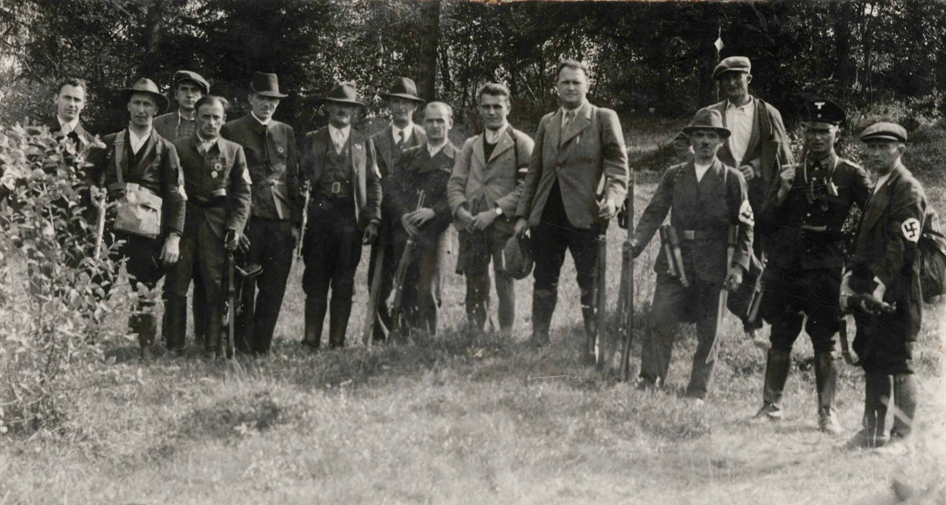 Náhledový obrázek předmětu Příslušníci SdFK na Borůvkové hoře r. 1938 (čb. fotografie)