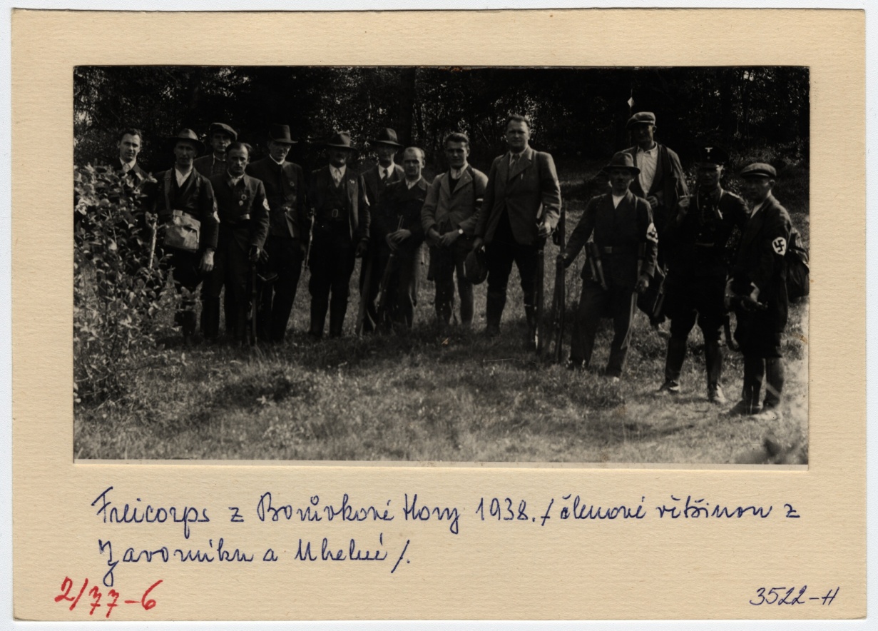 Náhledový obrázek Příslušníci SdFK na Borůvkové hoře r. 1938 (čb. fotografie) - 2