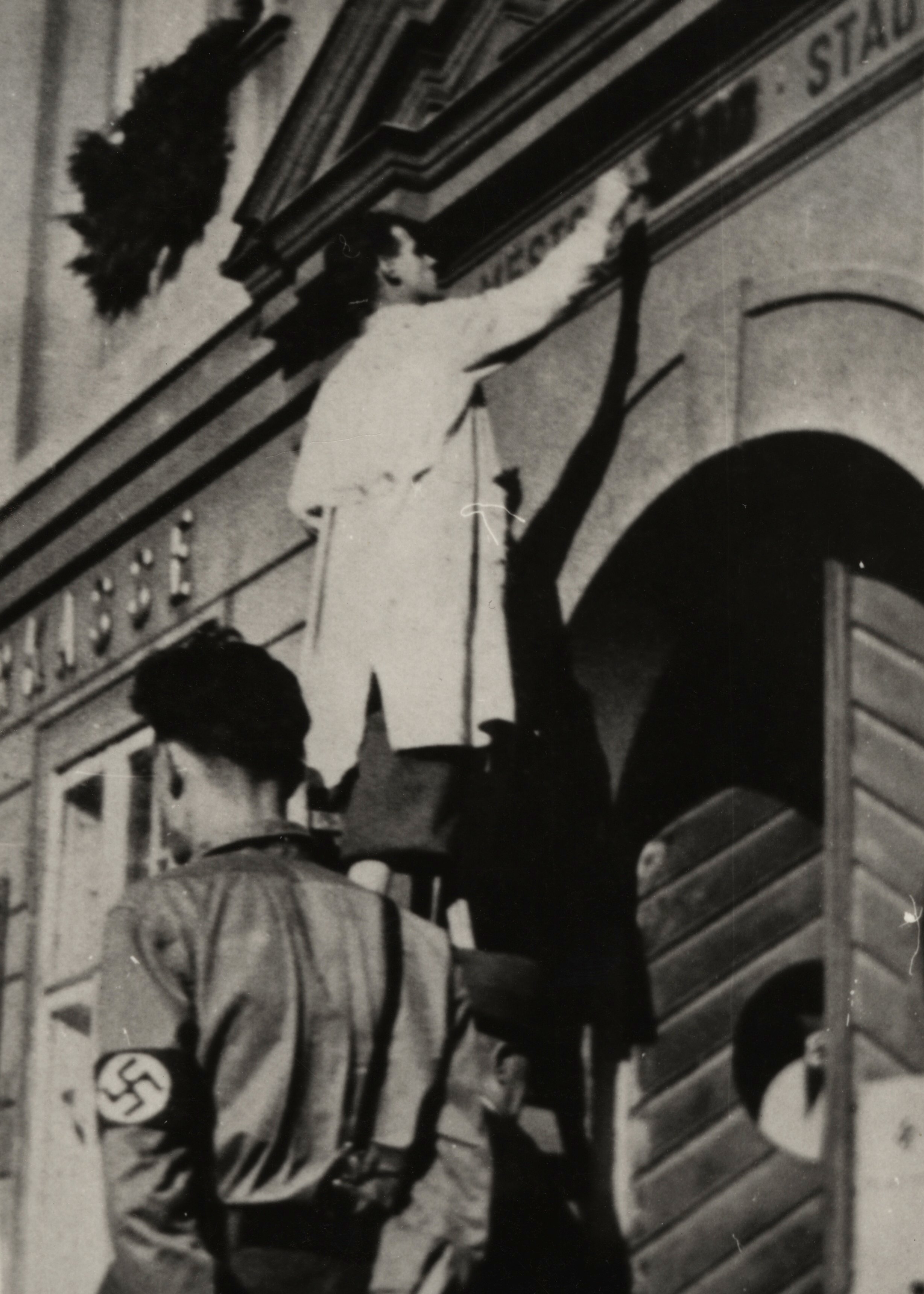 Náhledový obrázek Odstraňování českých nápisů z průčelí jesenické radnice r. 1938 (reprofoto) - 1