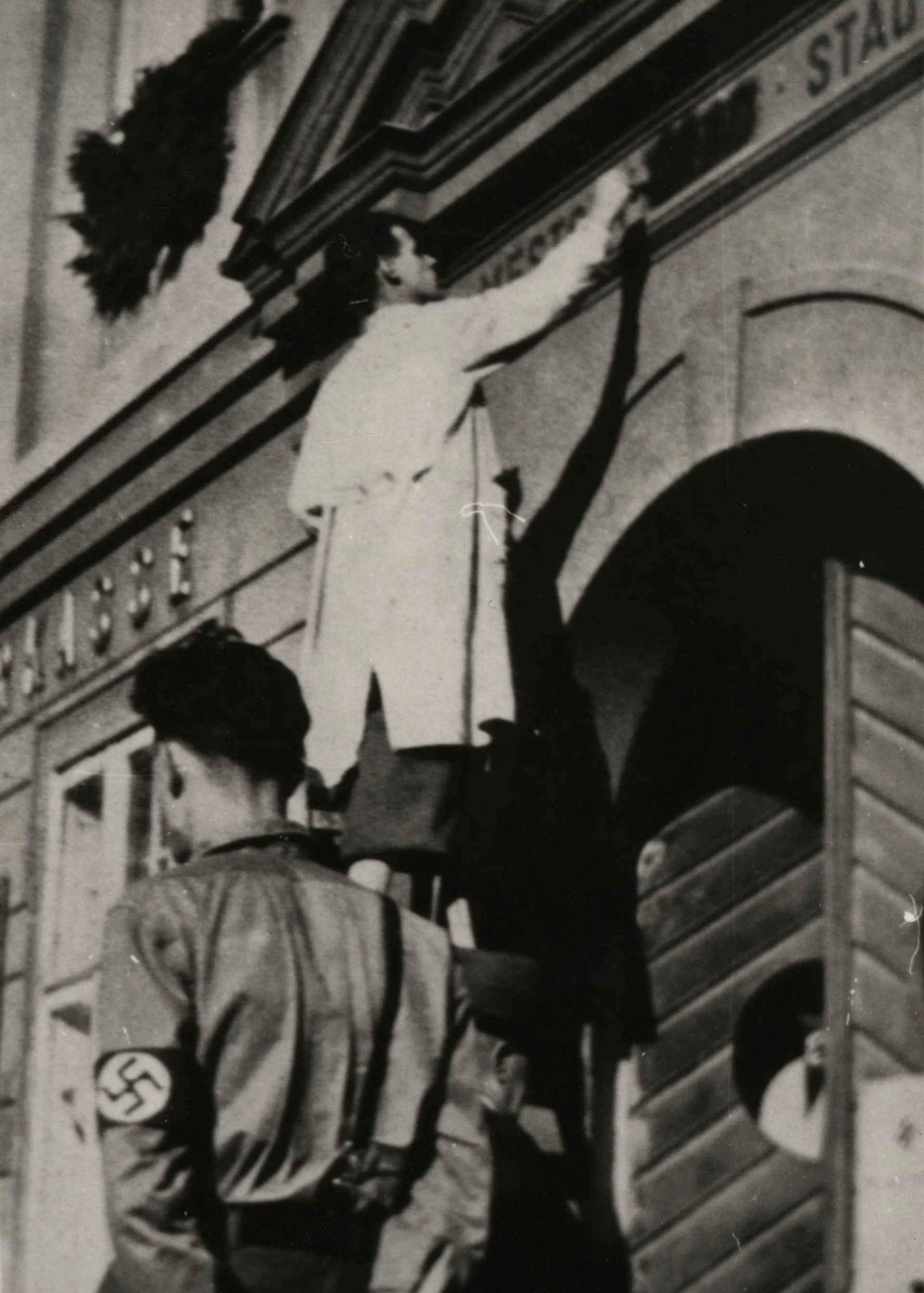Náhledový obrázek předmětu Odstraňování českých nápisů z průčelí jesenické radnice r. 1938 (reprofoto)