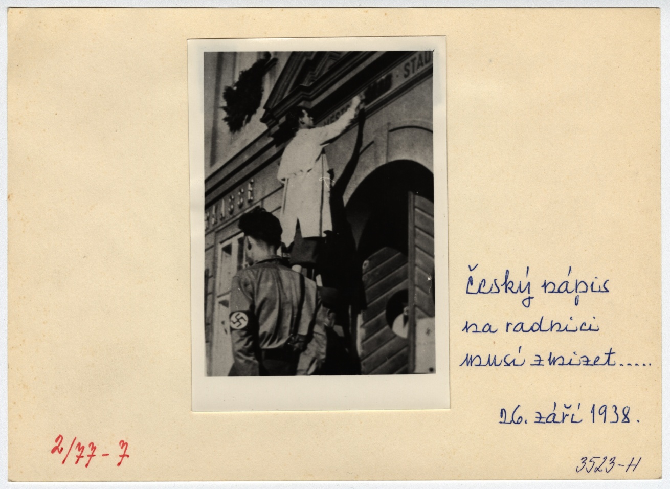 Náhledový obrázek Odstraňování českých nápisů z průčelí jesenické radnice r. 1938 (reprofoto) - 2
