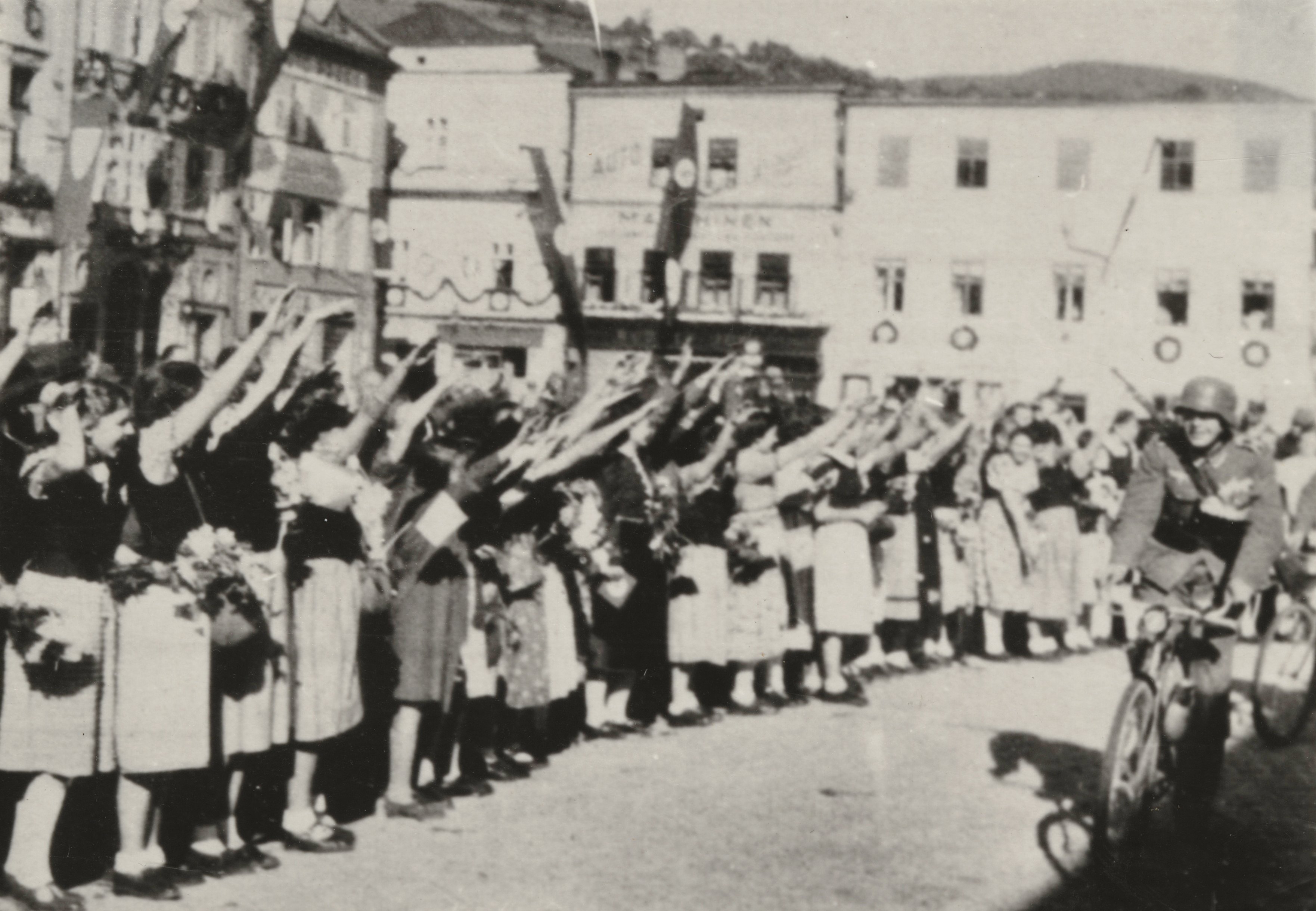 Náhledový obrázek Shromáždění Němců na jesenickém náměstí v říjnu r. 1938 (čb. reprofoto) - 1