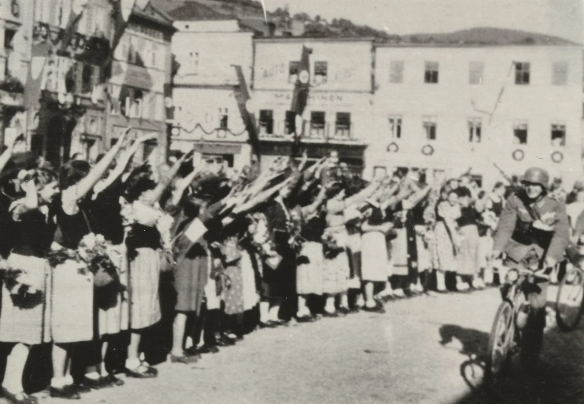 Náhledový obrázek předmětu Shromáždění Němců na jesenickém náměstí v říjnu r. 1938 (čb. reprofoto)