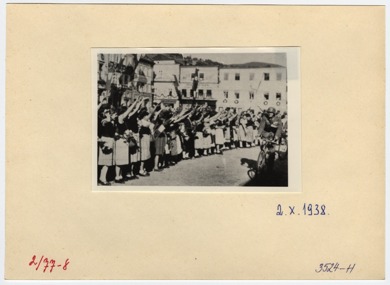 Náhledový obrázek Shromáždění Němců na jesenickém náměstí v říjnu r. 1938 (čb. reprofoto) - 2