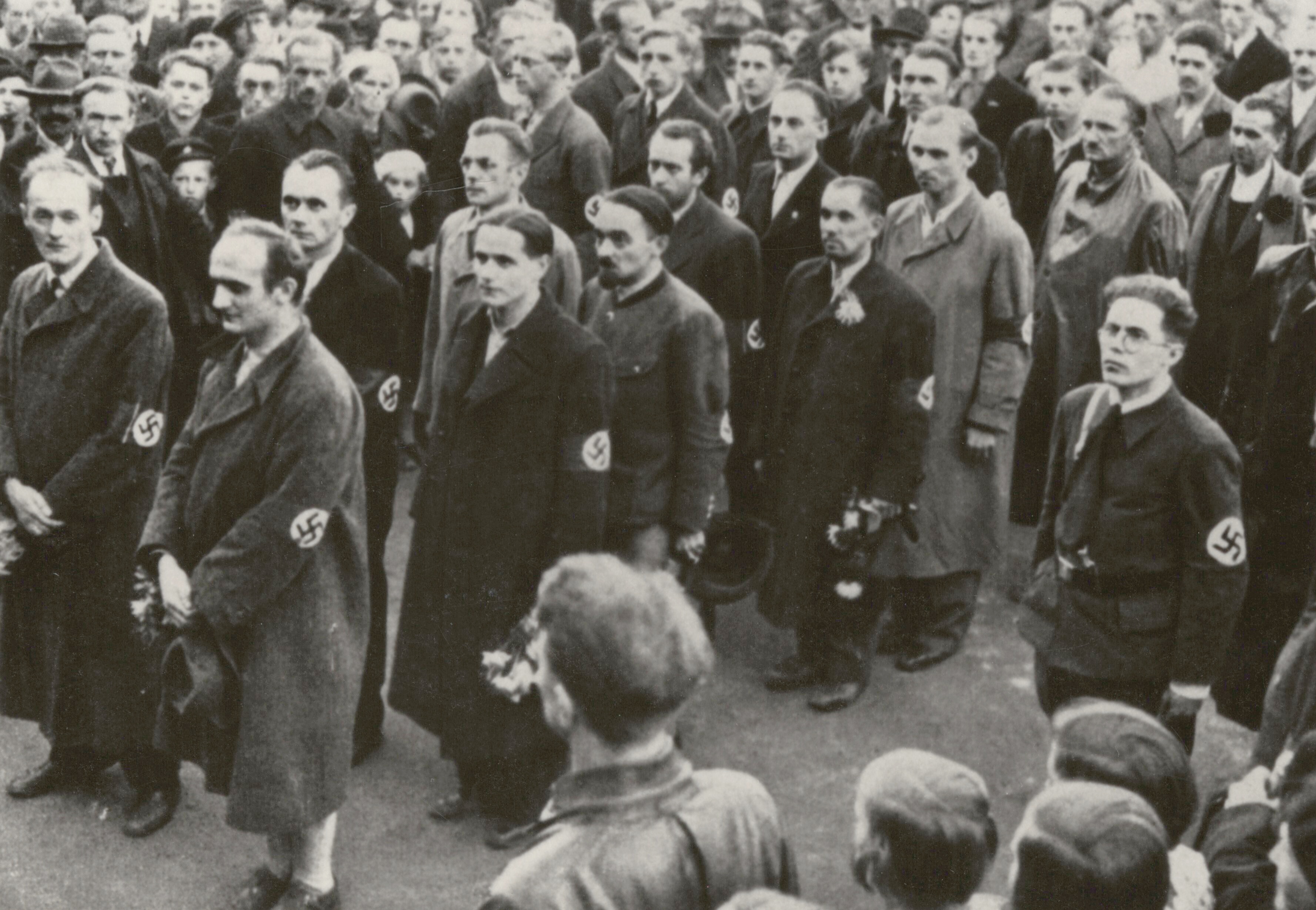 Náhledový obrázek Shromáždění propuštěných nacistů v Jeseníku r. 1938 (čb. reprofoto) - 1