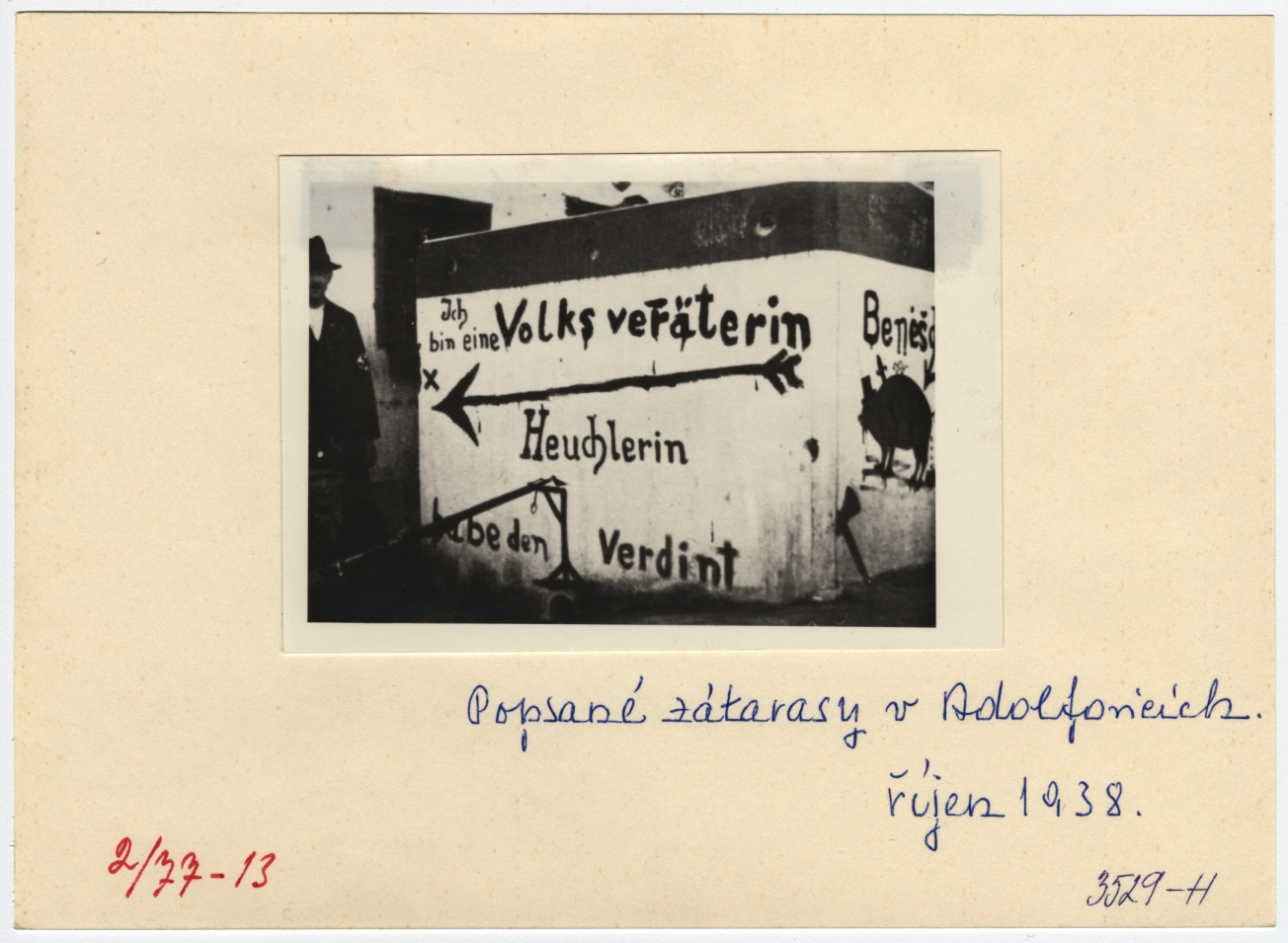 Náhledový obrázek Popsaný silniční zátaras ve Vidnavě v říjnu r. 1938 (reprofoto) - 2
