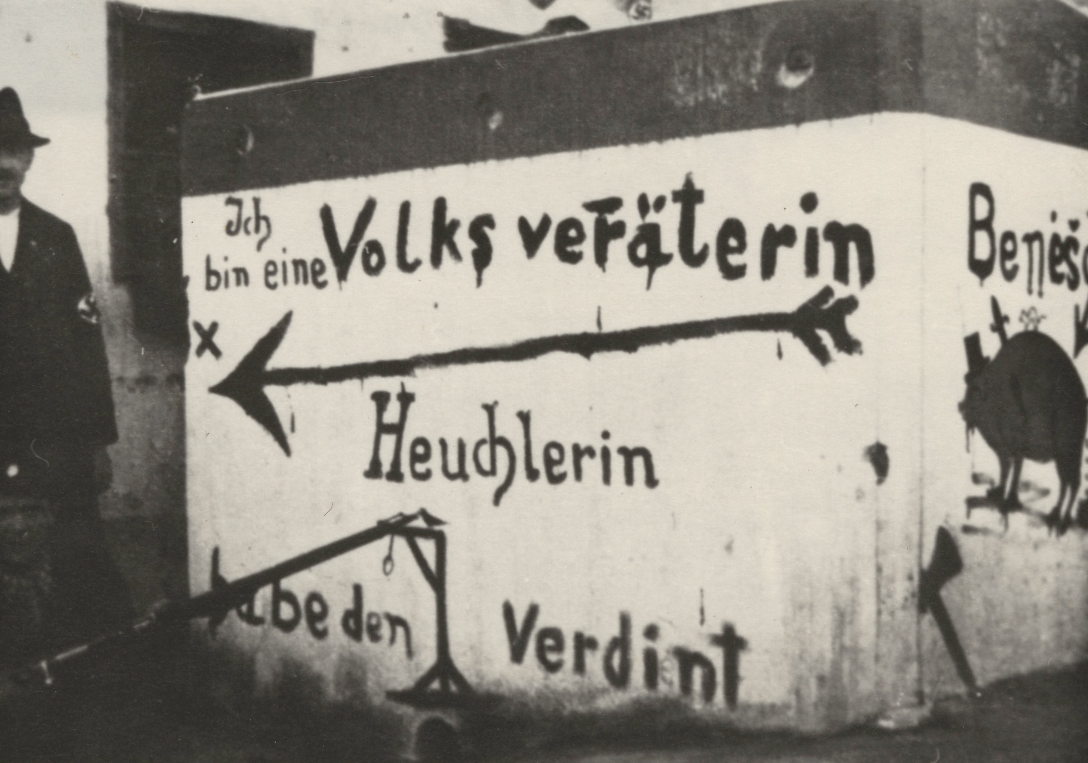 Náhledový obrázek Popsaný silniční zátaras ve Vidnavě v říjnu r. 1938 (reprofoto) - 1