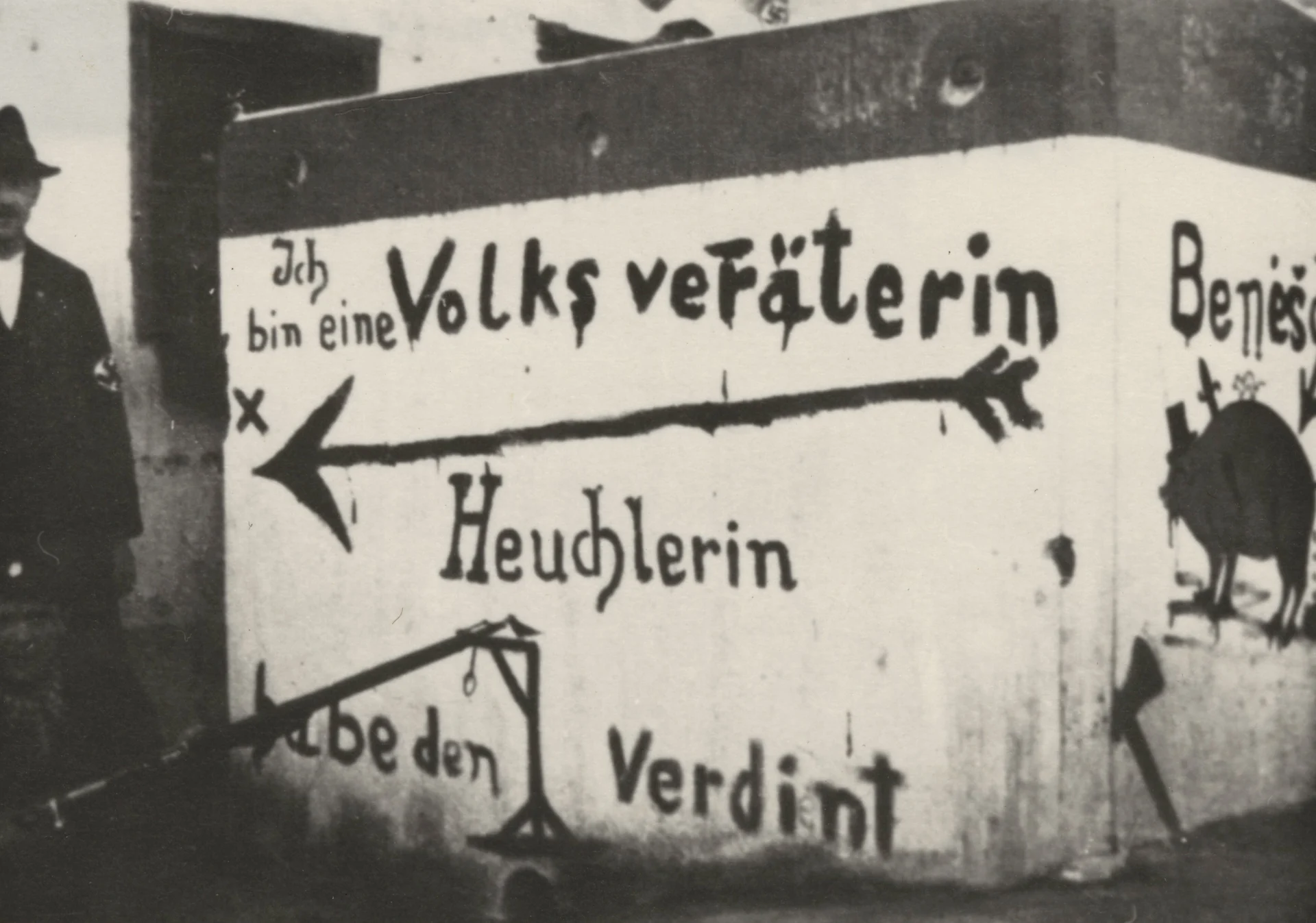Náhledový obrázek předmětu Popsaný silniční zátaras ve Vidnavě v říjnu r. 1938 (reprofoto)