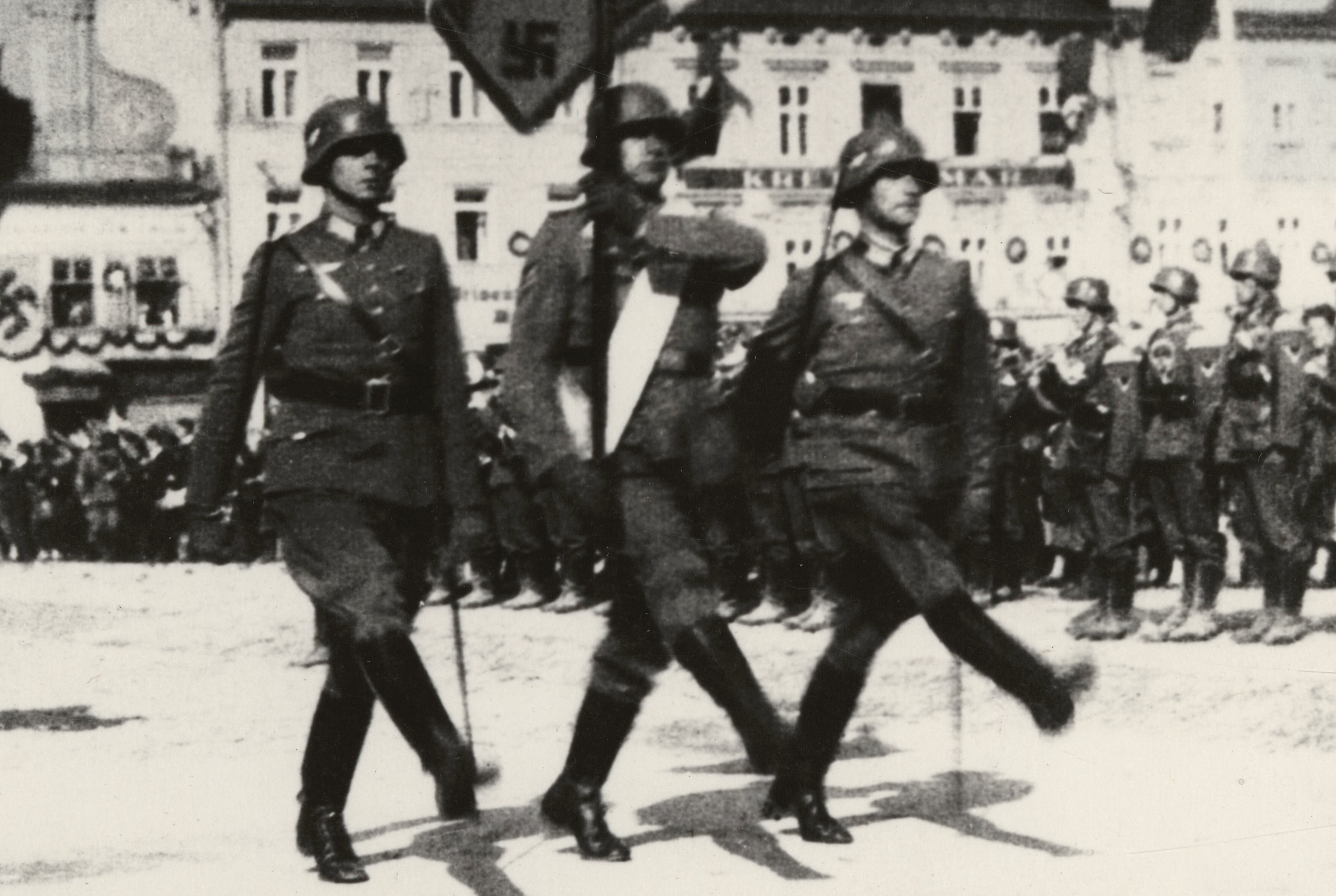Náhledový obrázek Exhibice německé armády na jesenickém náměstí r. 1938 (čb. reprofoto) - 1