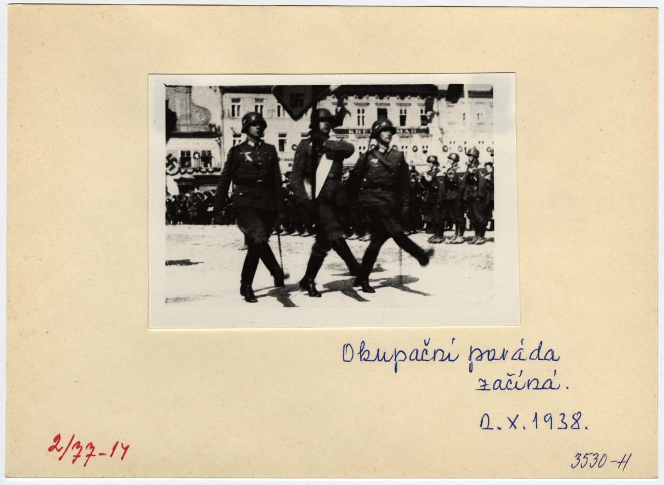 Náhledový obrázek Exhibice německé armády na jesenickém náměstí r. 1938 (čb. reprofoto) - 2