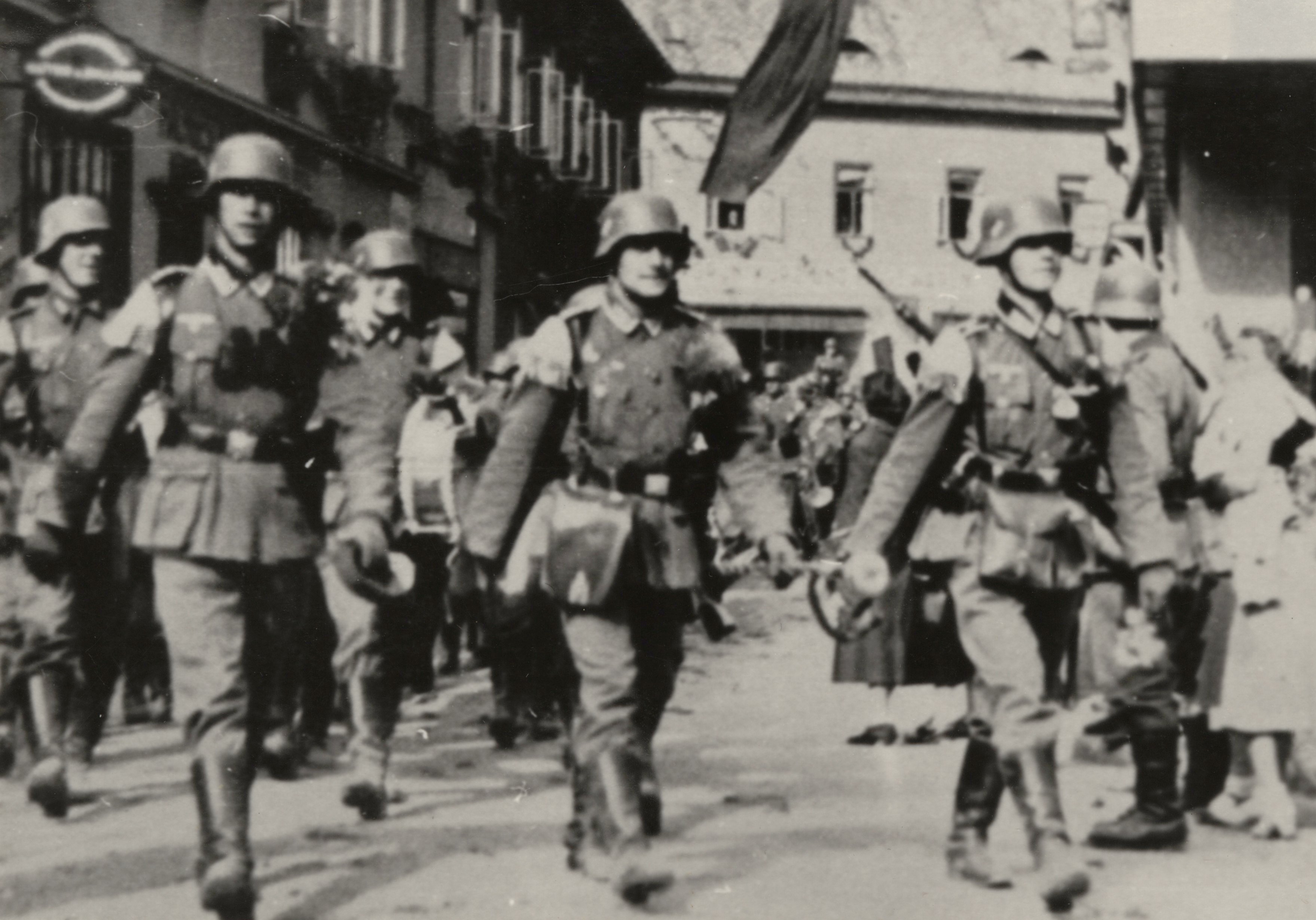 Náhledový obrázek Exhibice německé armády na jesenickém náměstí r. 1938 (čb. reprofoto) - 1