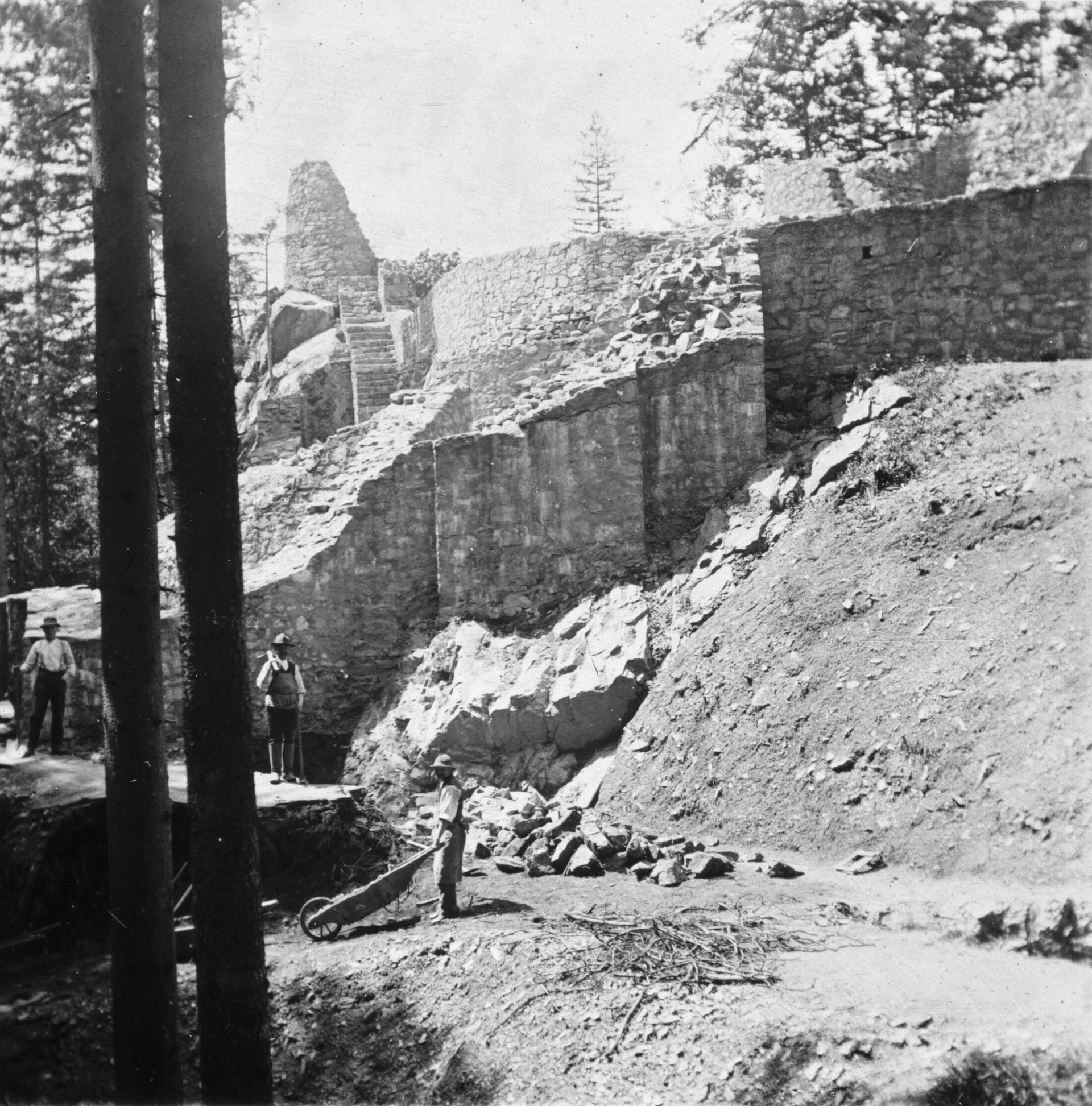 Náhledový obrázek předmětu Zřícenina hradu Rychleby (skleněný stereodiapozitiv)
