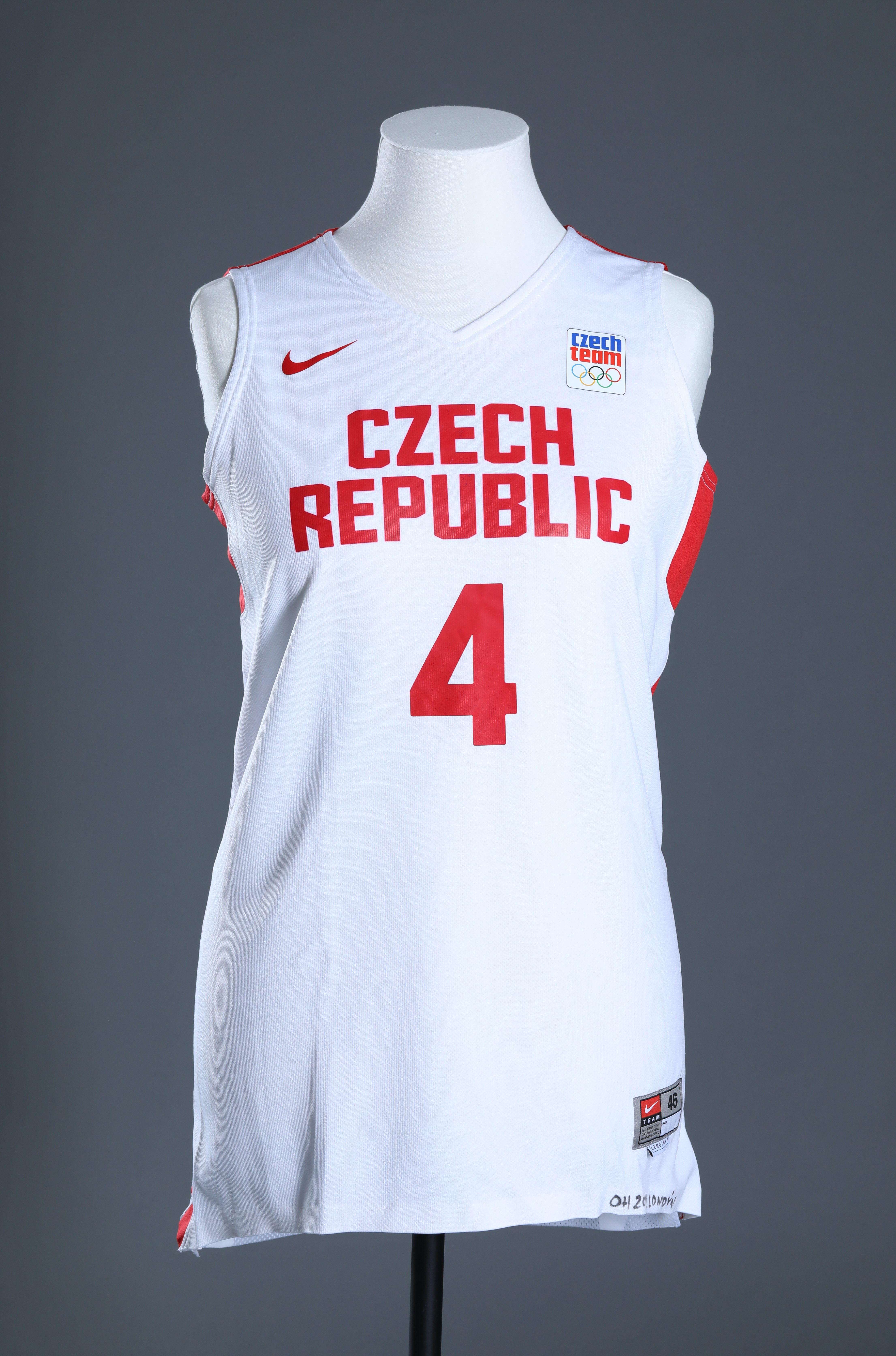 Náhledový obrázek Dres basketbalistky Jany Veselé pro olympijské hry v Londýně - 2