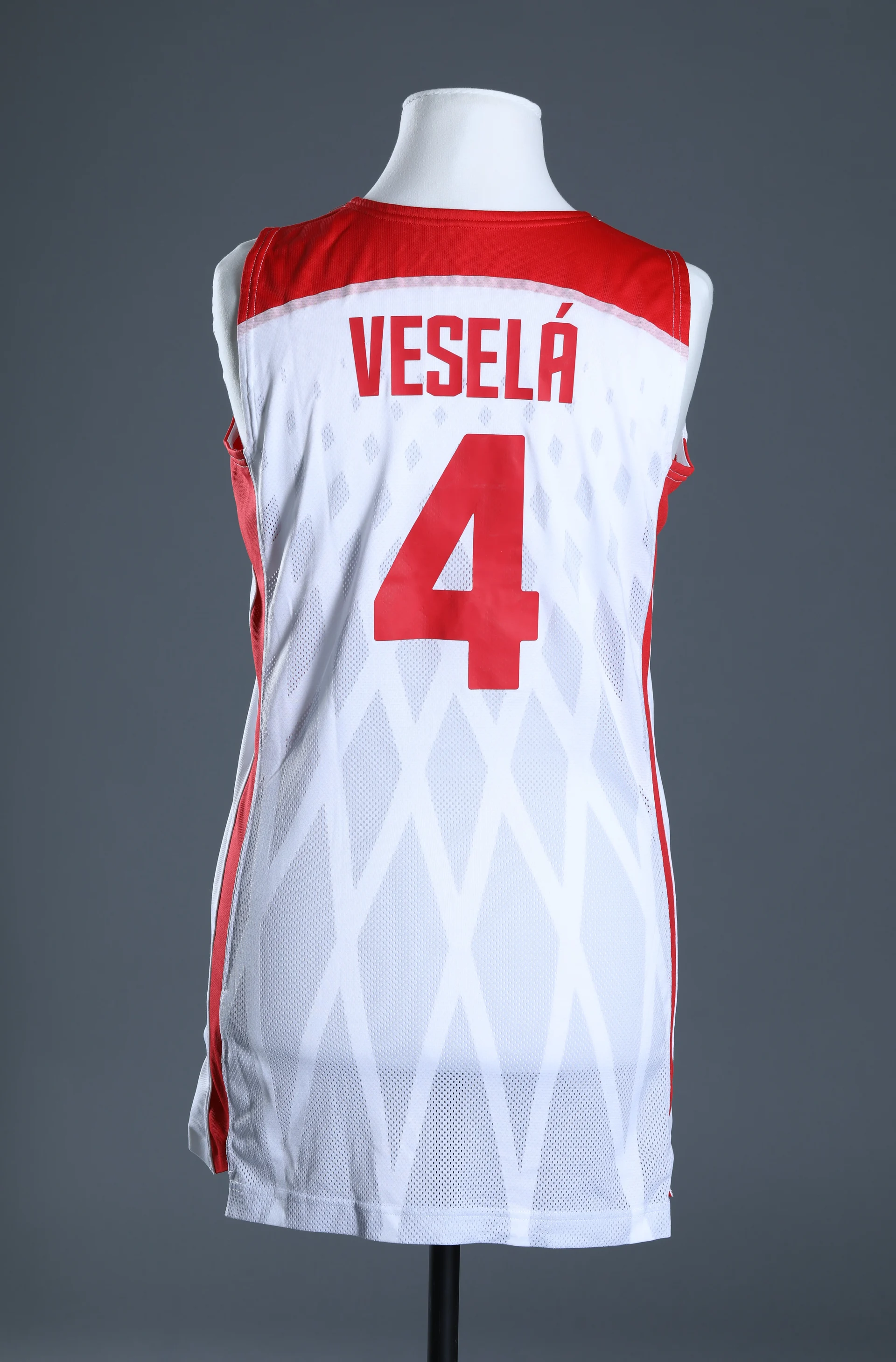 Náhledový obrázek předmětu Dres basketbalistky Jany Veselé pro olympijské hry v Londýně