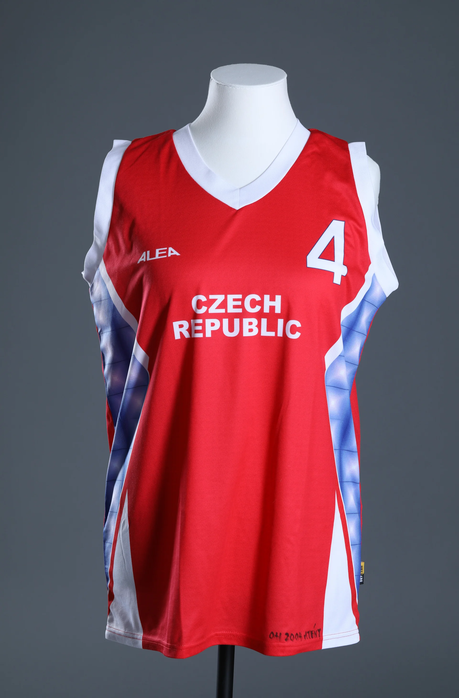 Náhledový obrázek předmětu Dres basketbalistky Jany Veselé pro olympijské hry v Athénách v