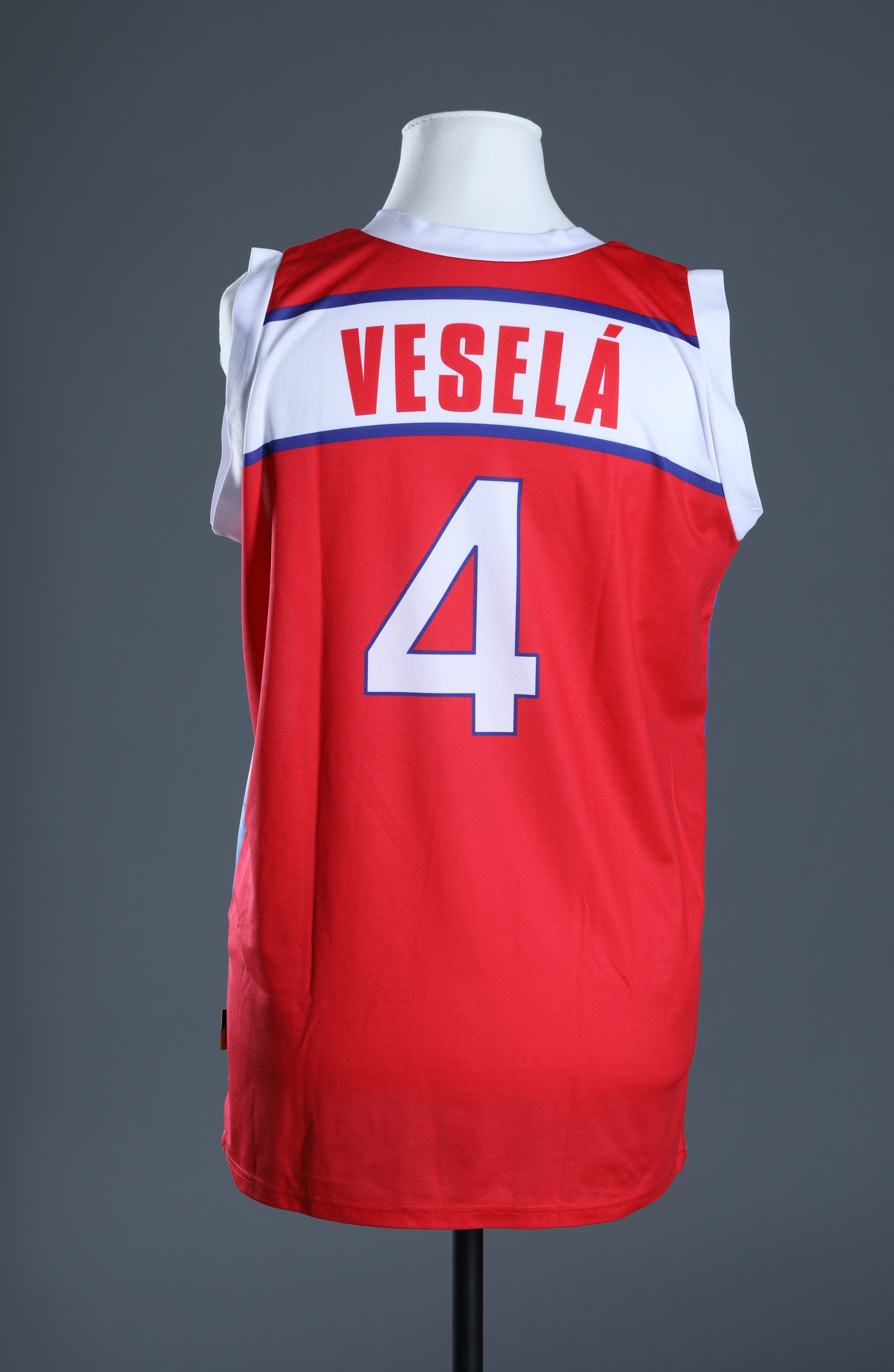 Náhledový obrázek Dres basketbalistky Jany Veselé pro olympijské hry v Athénách v - 2