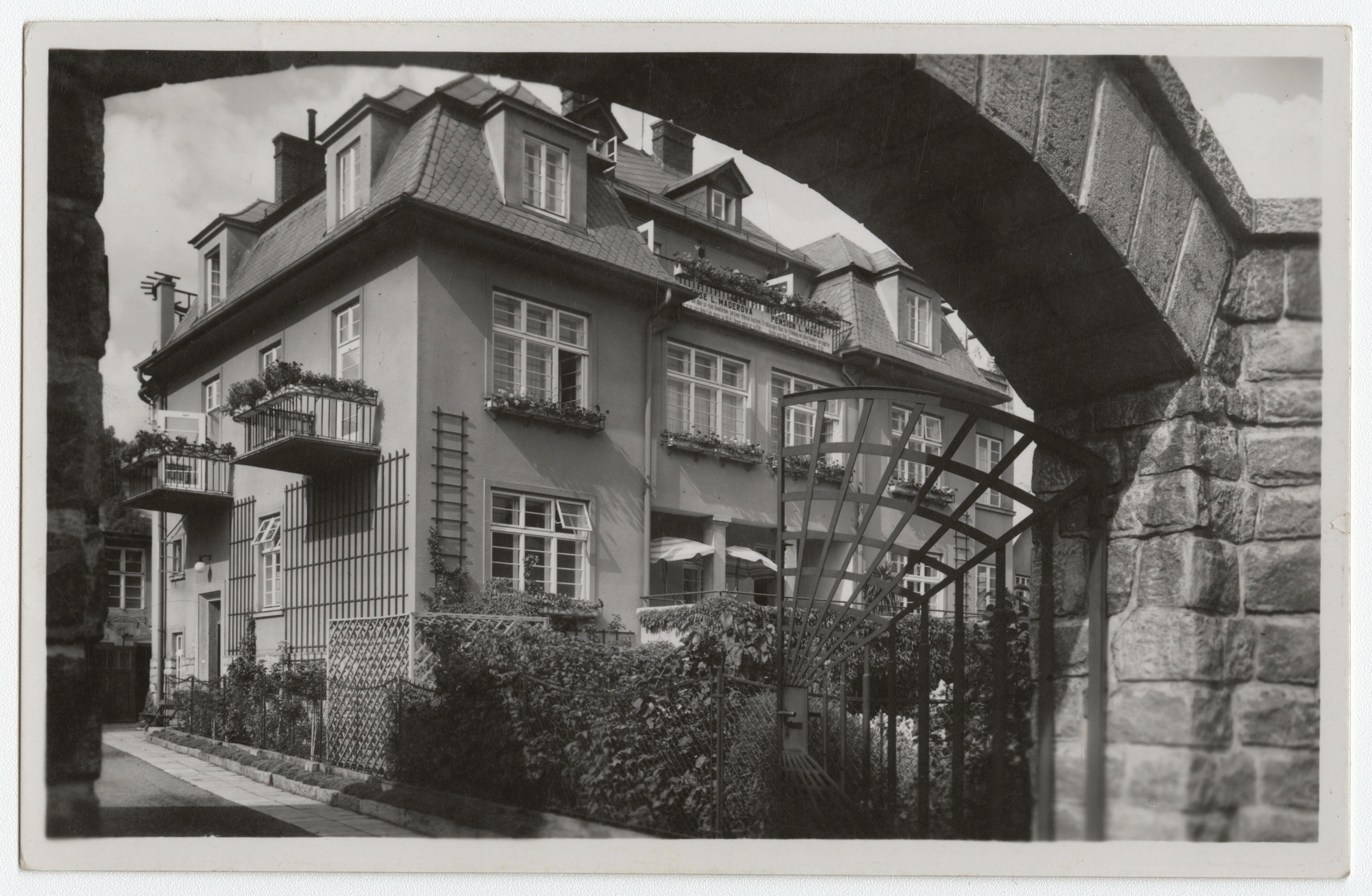 Náhledový obrázek Villa Mader v lázních Dolní Lipová (čb. pohlednice) - 1