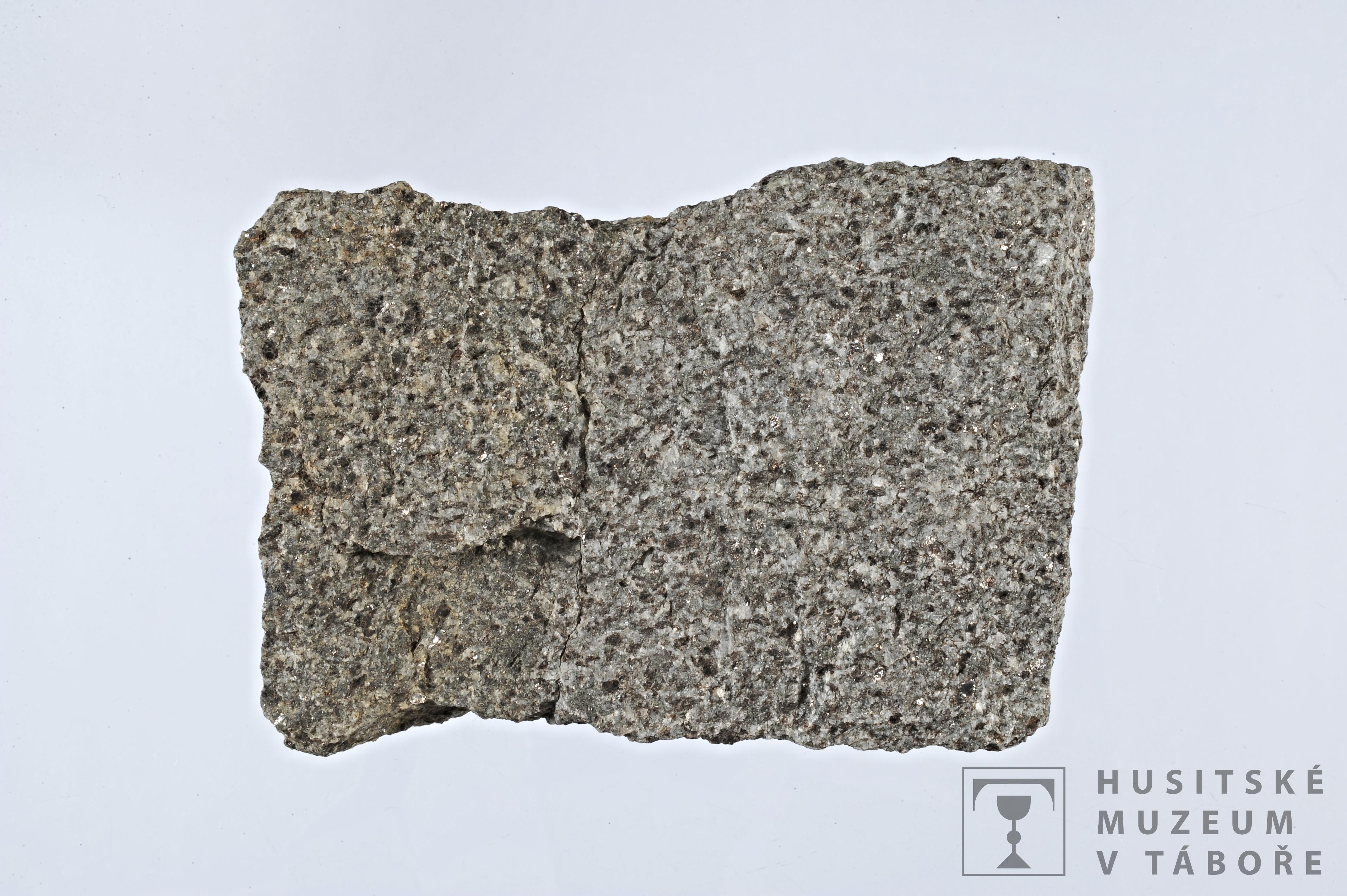 Náhledový obrázek syenit; slída tmavá - biotit; pyroxen - 1