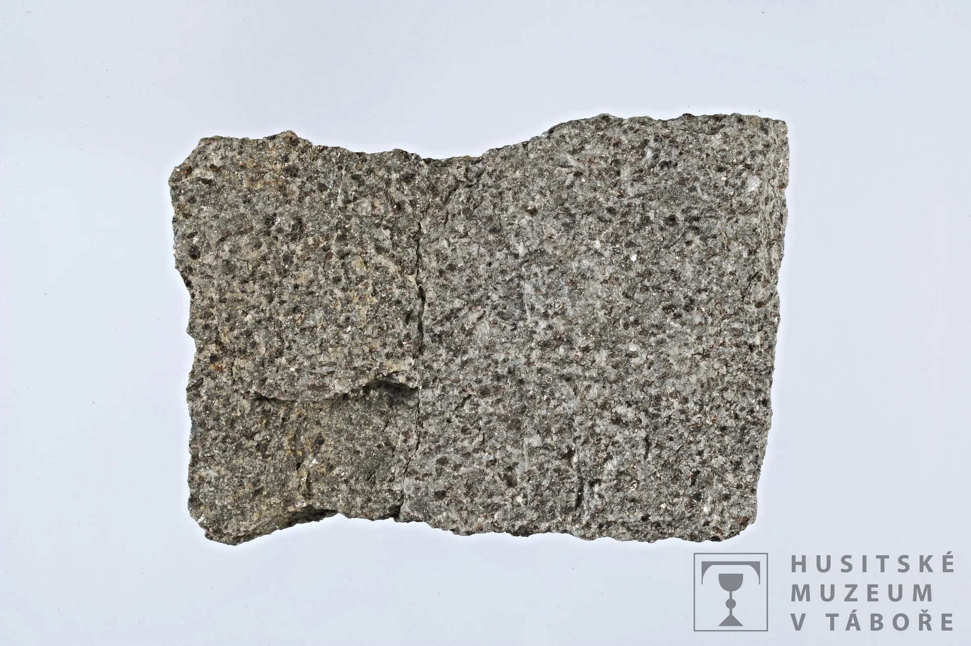 Náhledový obrázek předmětu syenit; slída tmavá - biotit; pyroxen