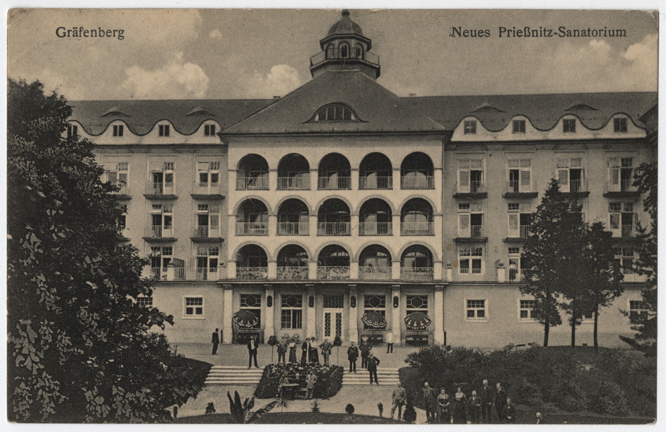 Náhledový obrázek Průčelí Sanatoria Priessnitz v Lázních Jeseník (čb. pohlednice) - 1