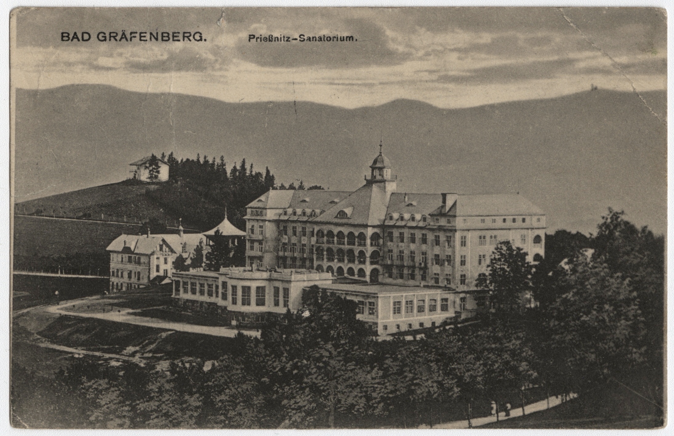 Náhledový obrázek Sanatorium Priessnitz v Lázních Jeseník (čb. pohlednice) - 1