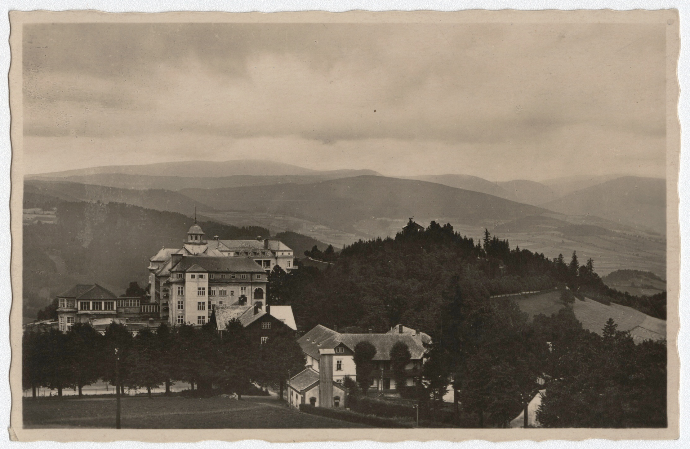 Náhledový obrázek Sanatorium Priessnitz v Lázních Jeseník (čb. pohlednice) - 1