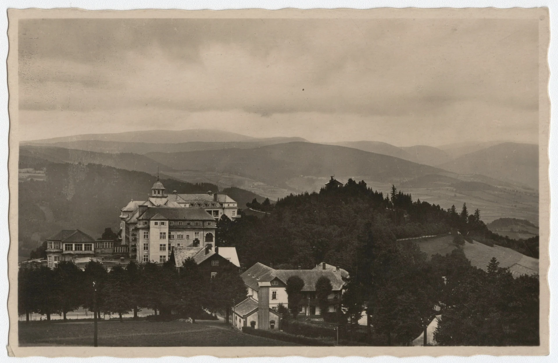 Náhledový obrázek předmětu Sanatorium Priessnitz v Lázních Jeseník (čb. pohlednice)
