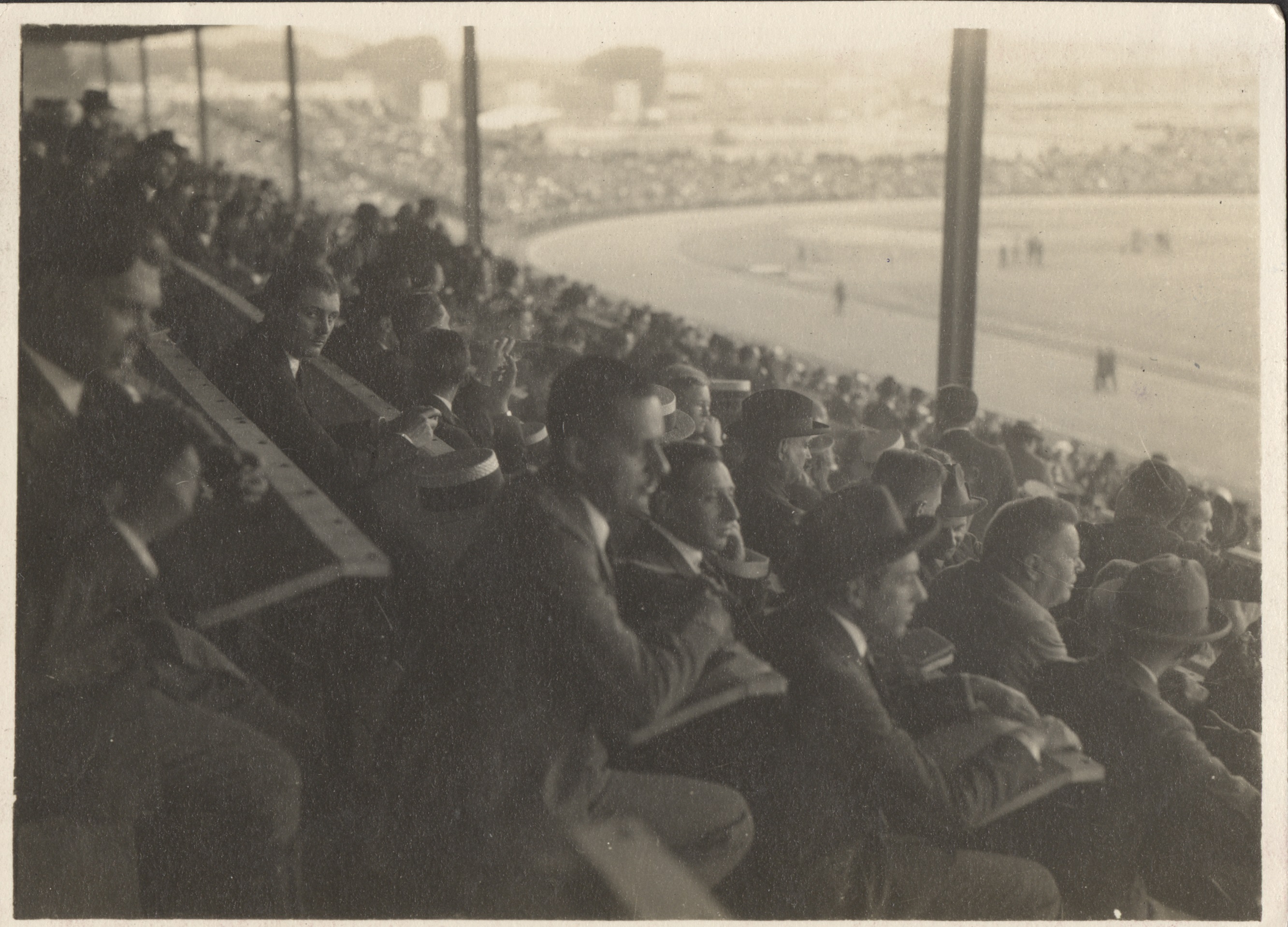 Náhledový obrázek Pohled na tribuny olympijského stadionu v Colombes - 1
