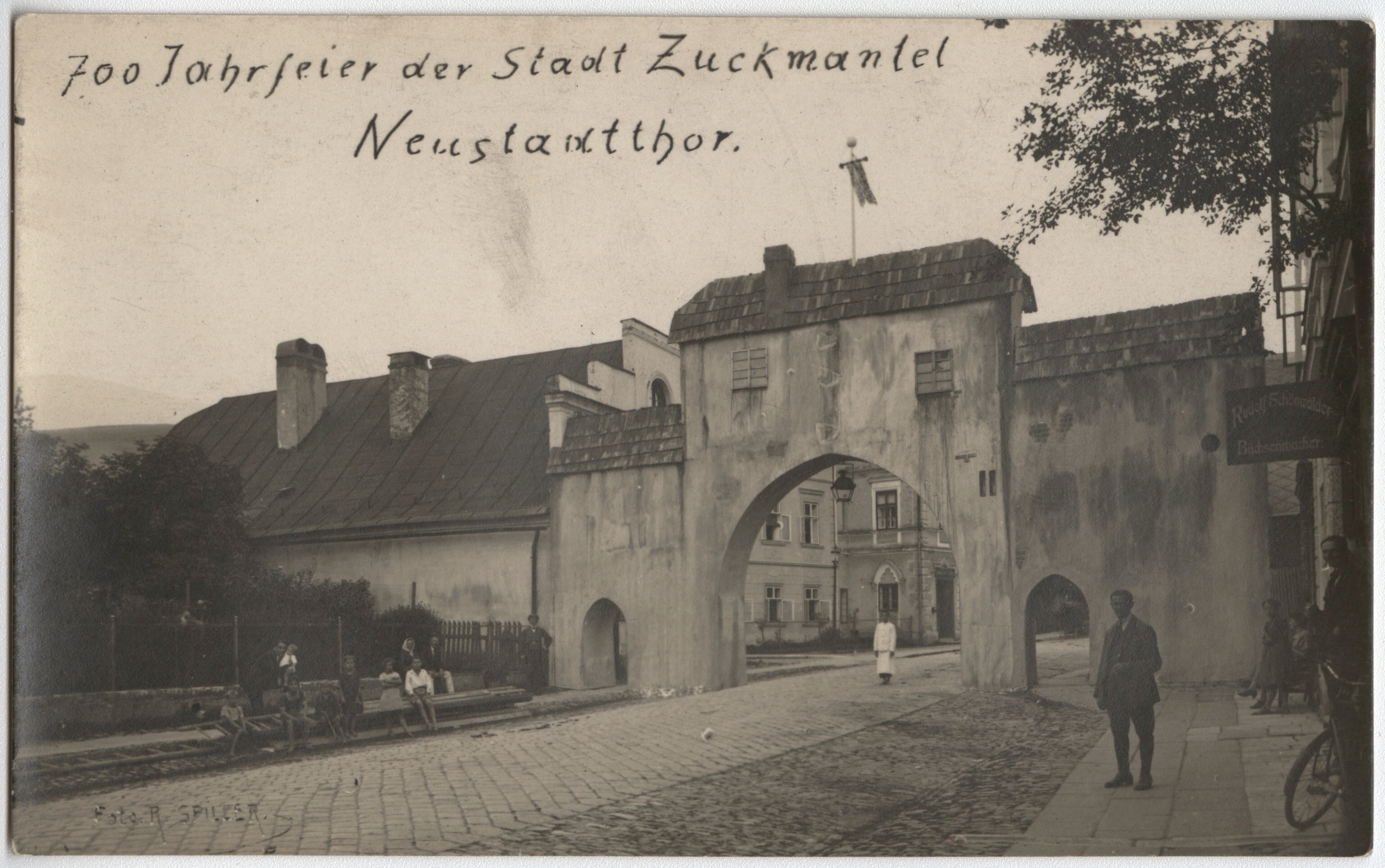 Náhledový obrázek Městská brána ve Zlatých Horách (čb. pohlednice) - 1