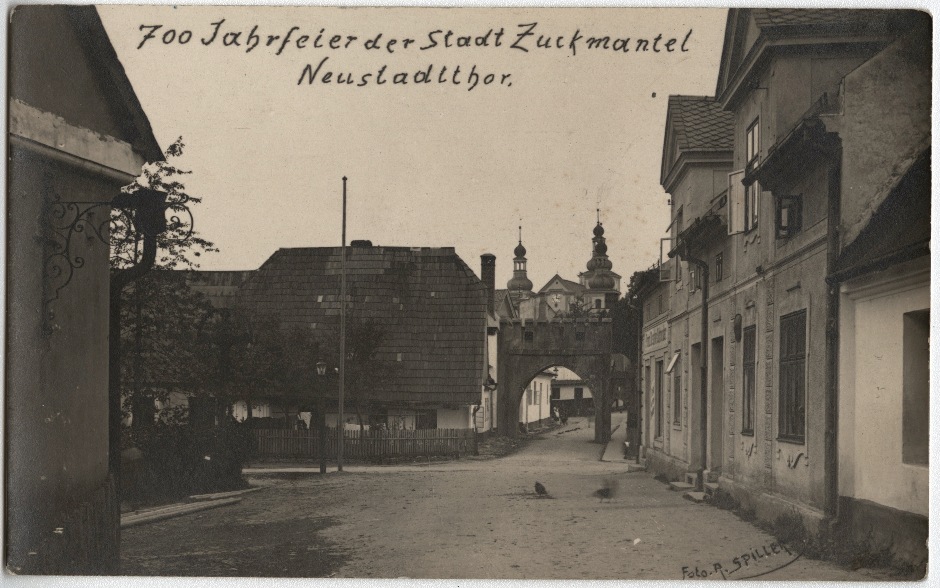 Náhledový obrázek Městská brána ve Zlatých Horách (čb. pohlednice) - 1