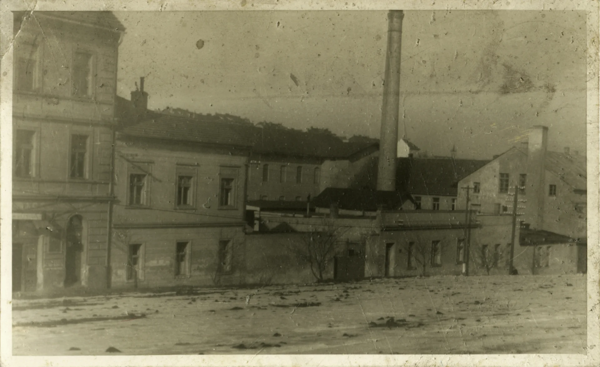 Náhledový obrázek předmětu Pohlednice s fotografií budov bývalé porcelánky v Radlicích