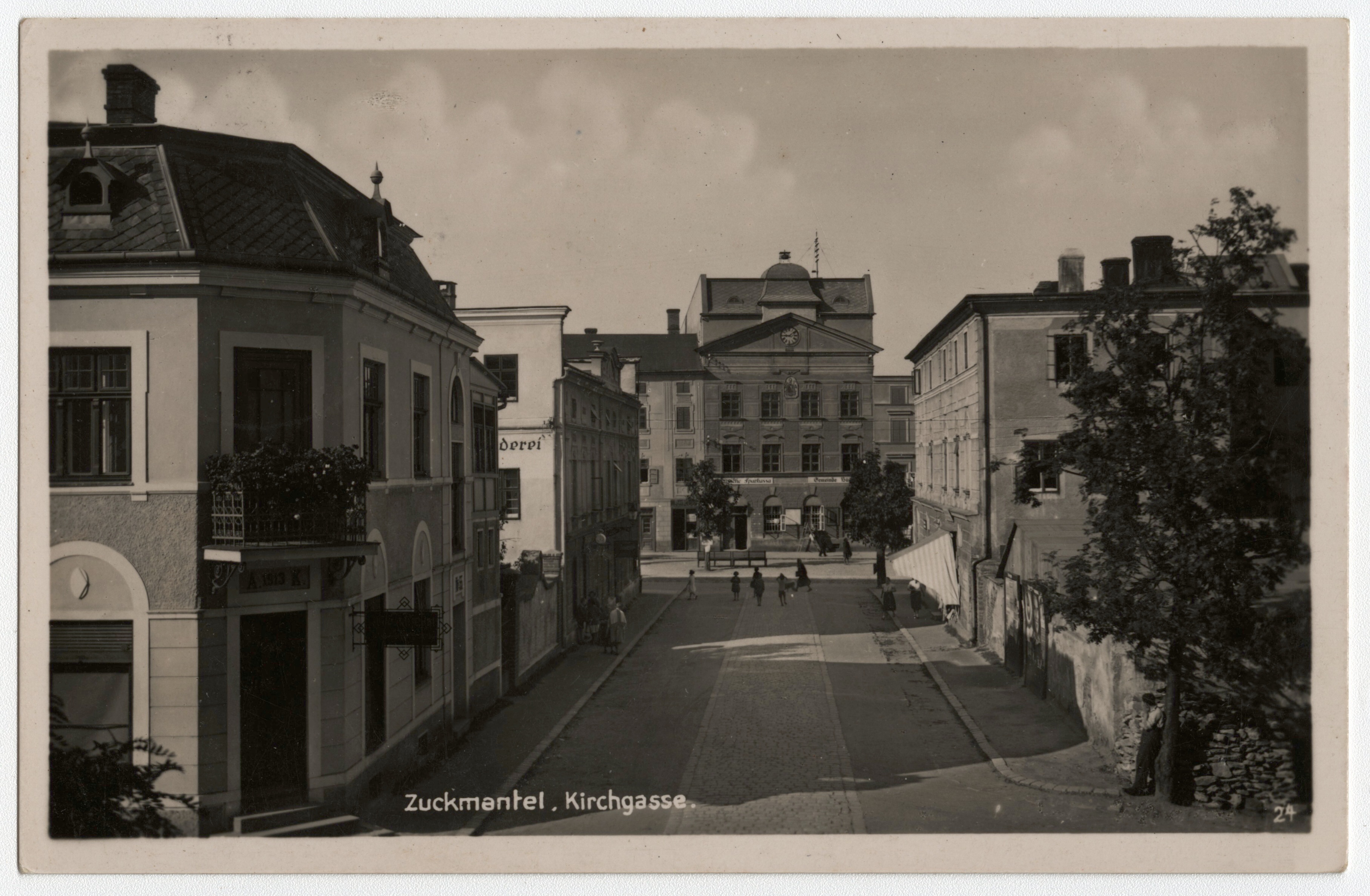 Náhledový obrázek Kostelní ulice a radnice ve Zlatých Horách (čb. pohlednice) - 1