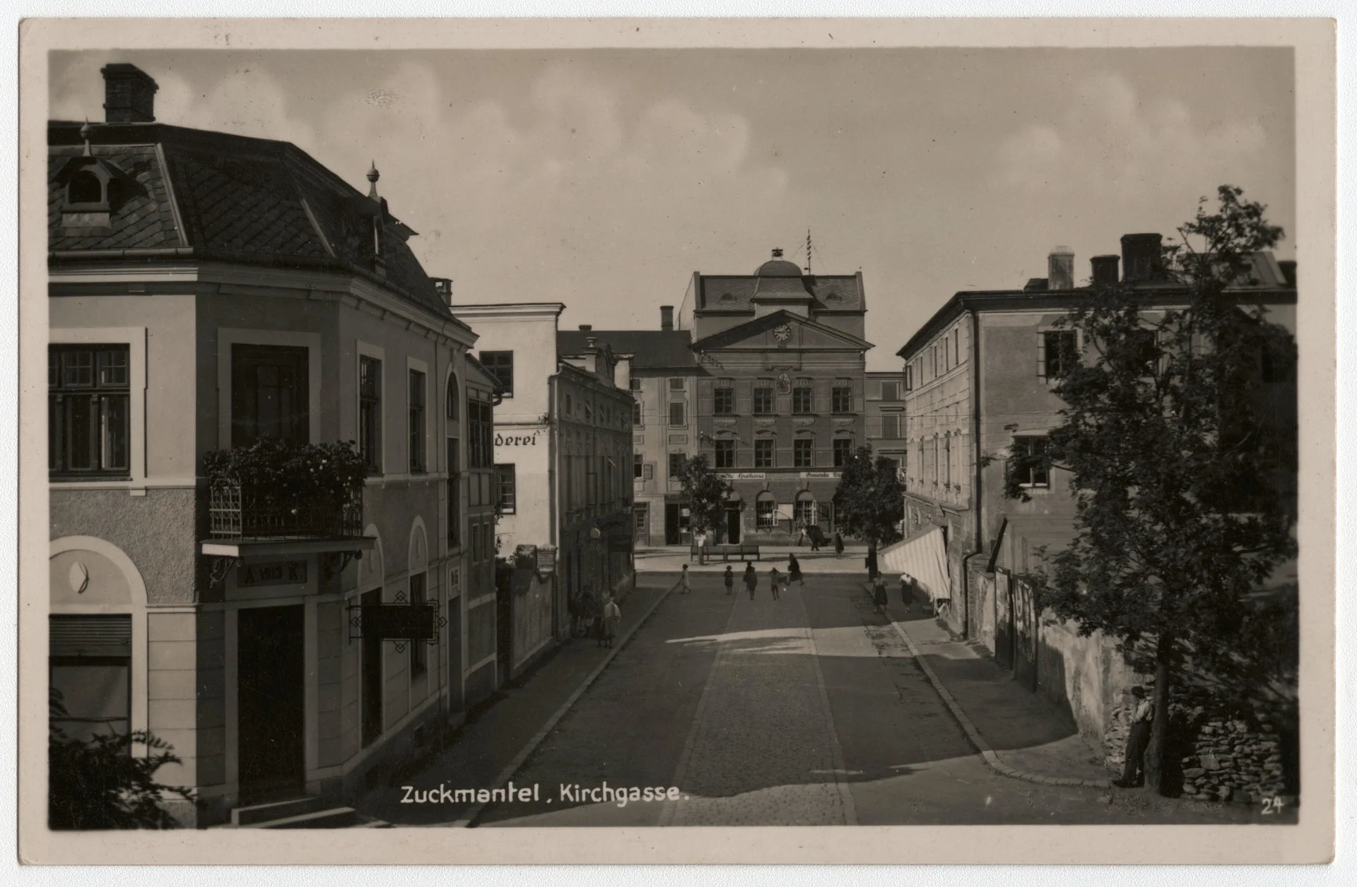 Náhledový obrázek předmětu Kostelní ulice a radnice ve Zlatých Horách (čb. pohlednice)