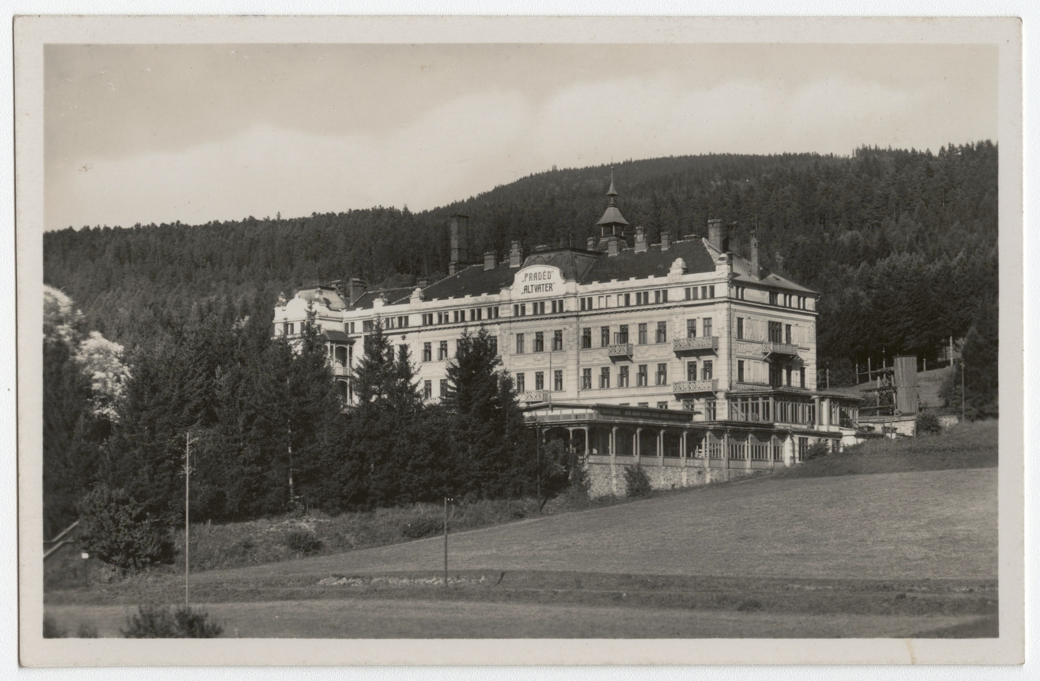 Náhledový obrázek Sanatorium Altvater v Jeseníku (čb. pohlednice) - 1
