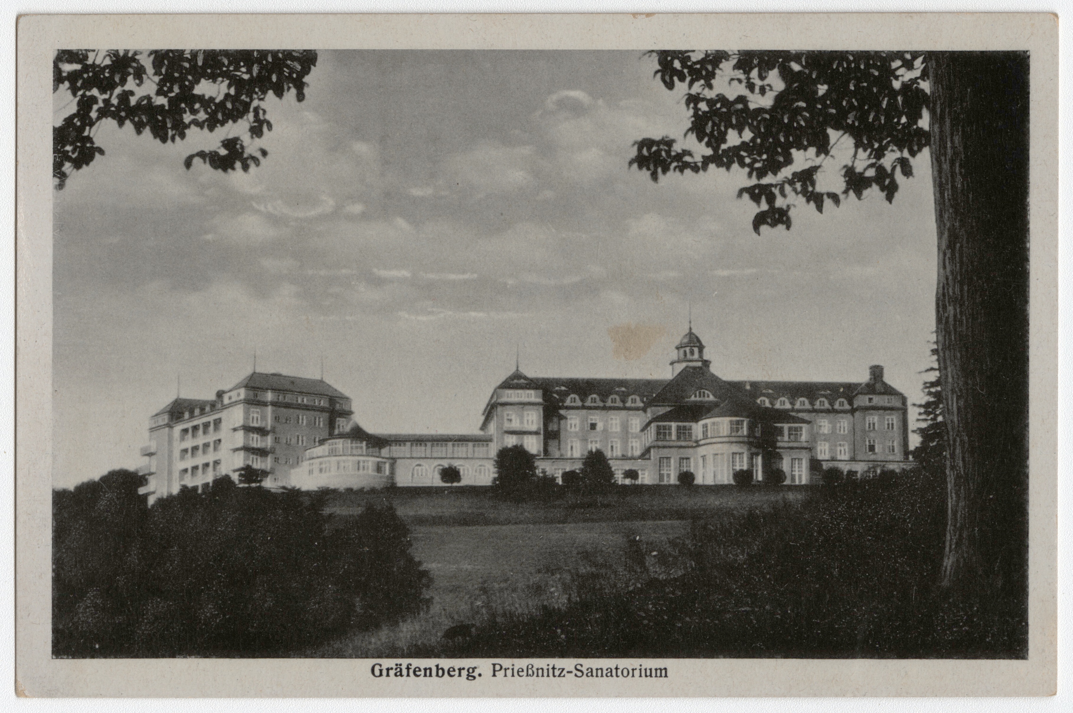 Náhledový obrázek Sanatorium Priessnitz v Lázních Jeseník (čb. pohlednice) - 1