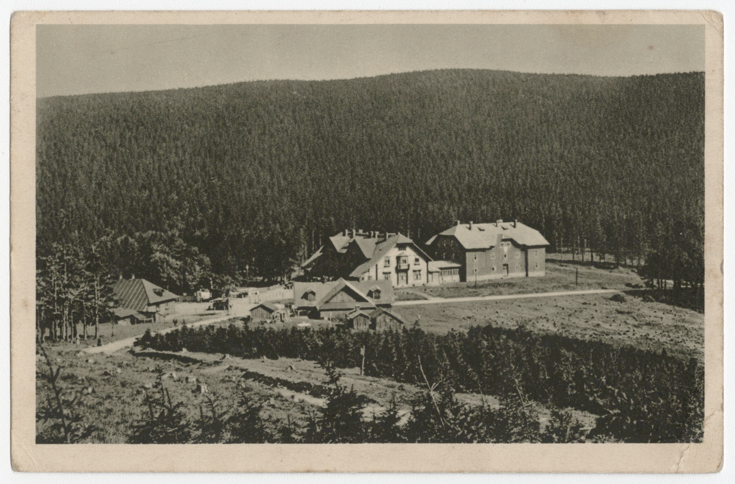 Náhledový obrázek Chata na Červenohorském sedle (čb. pohlednice) - 1