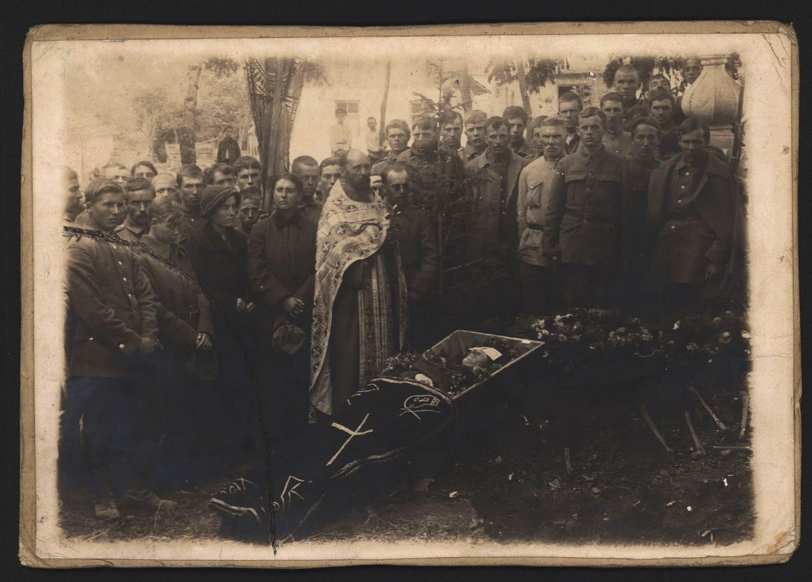 Náhledový obrázek předmětu Pohřeb pobočníka 12. Umanského oddílu 4. samostatné brigády 2. […] divize poručíka Čerednyčenka, který padl okolo 20. září 1920 v bitvě s bolševiky u města Sataniva