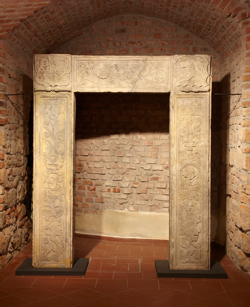 Náhledový obrázek předmětu Architektonický článek - portál se znaky Petra ze Žerotína a Alžběty z Hardeggu