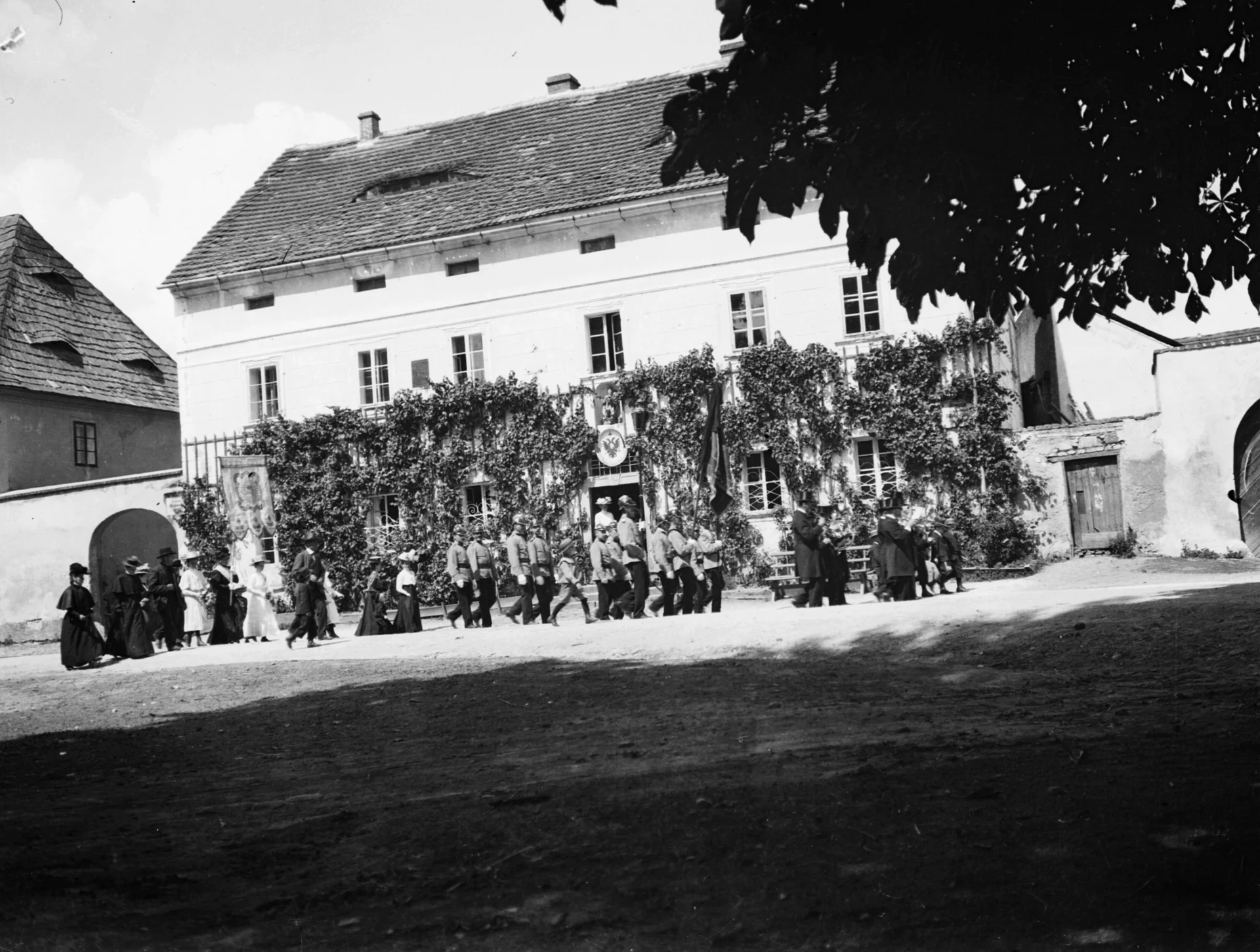 Náhledový obrázek předmětu Slavnostní průvod v Bílé Vodě (černobílý negativ)