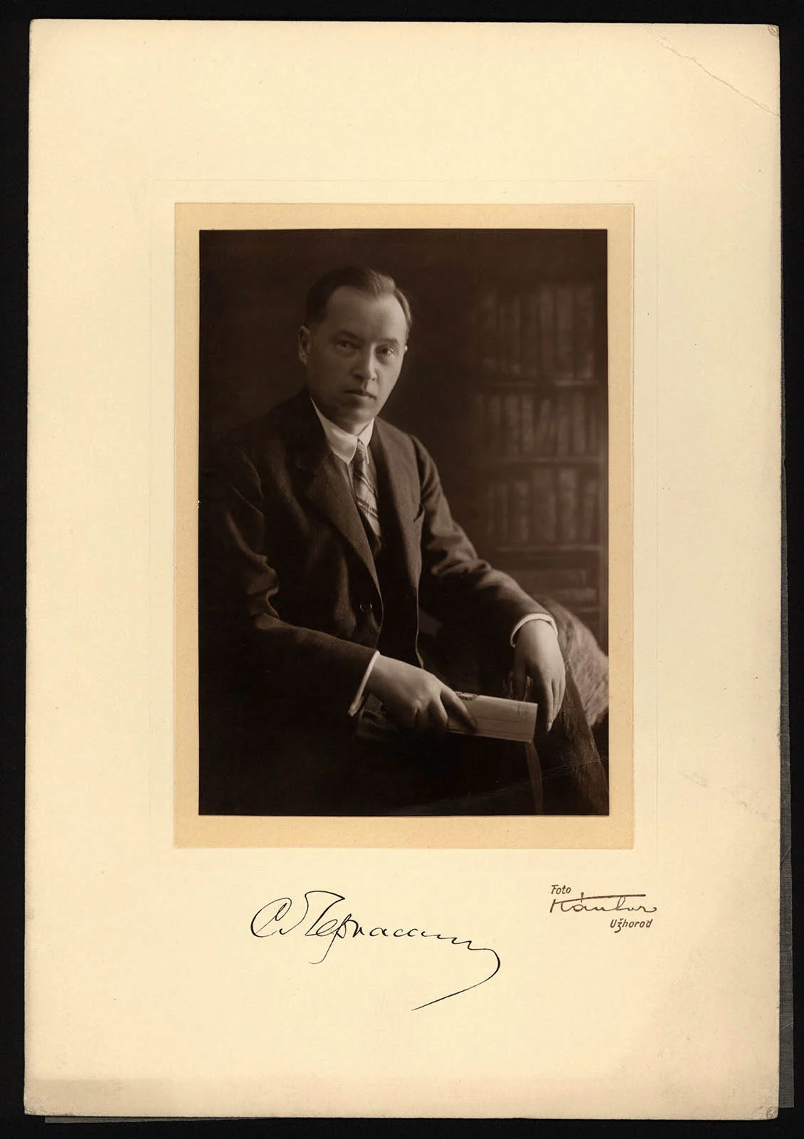 Náhledový obrázek předmětu Drahému Mykytovi Juchymovyči Šapovalovi s hlubokou úctou S. Čerkasenko. Užhorod. 23. VI. [1]928